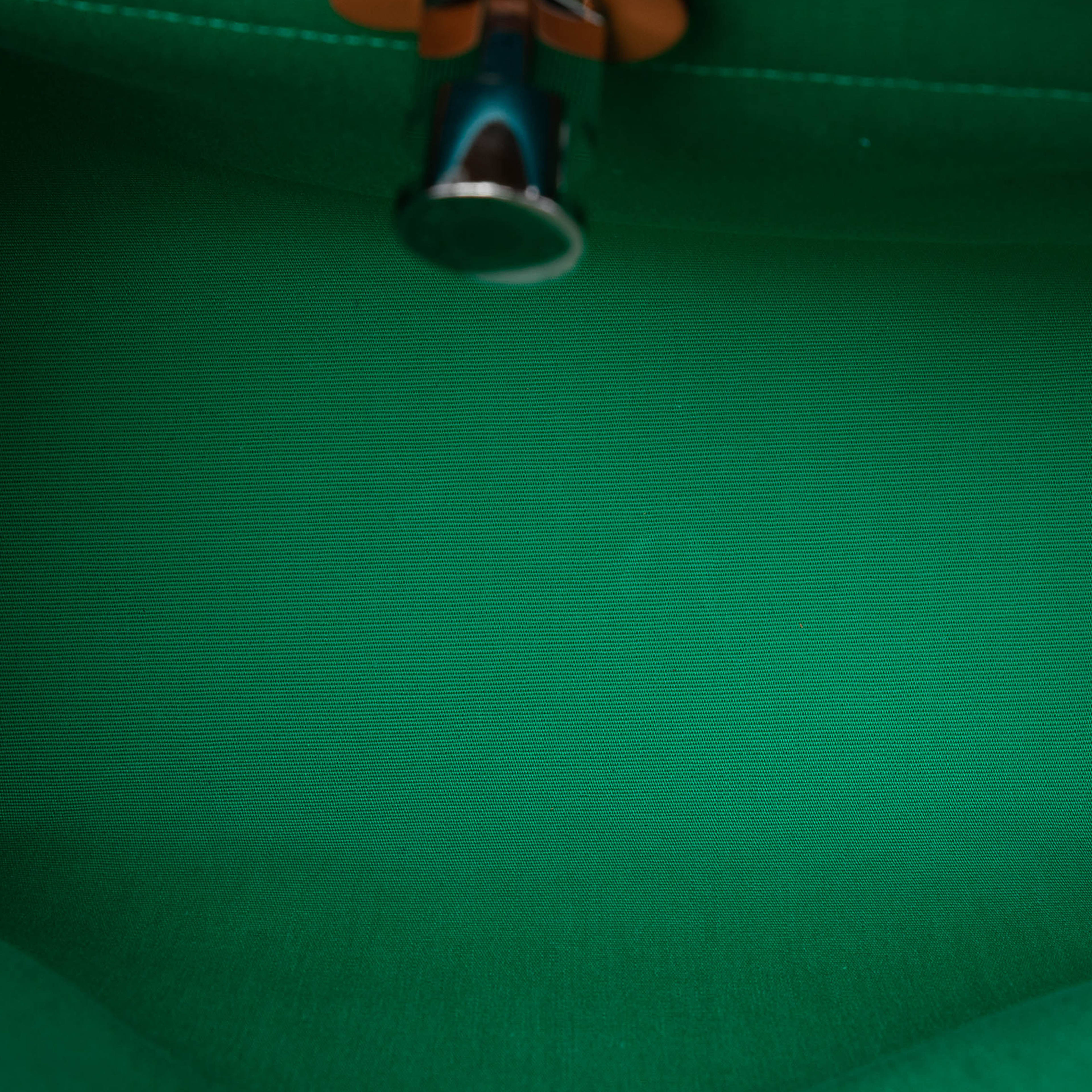 Hermès Toile H Berline Herbag Zip 31, från Luxclusif, i färgen aqua. Klicka för att öppna bilden i stort format