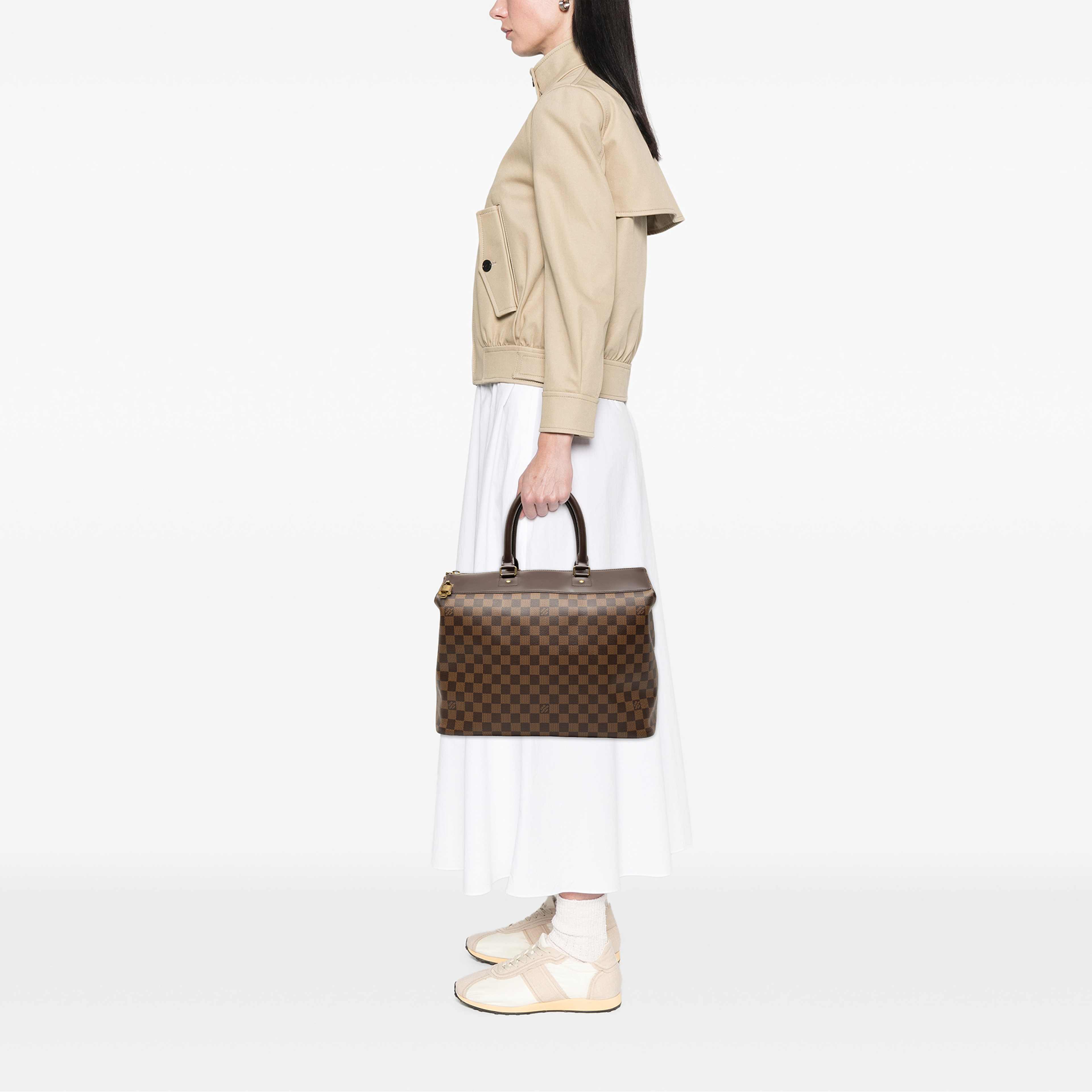 Louis Vuitton Damier Ebene Greenwich Pm, från Luxclusif, i färgen brun. Klicka för att öppna bilden i stort format