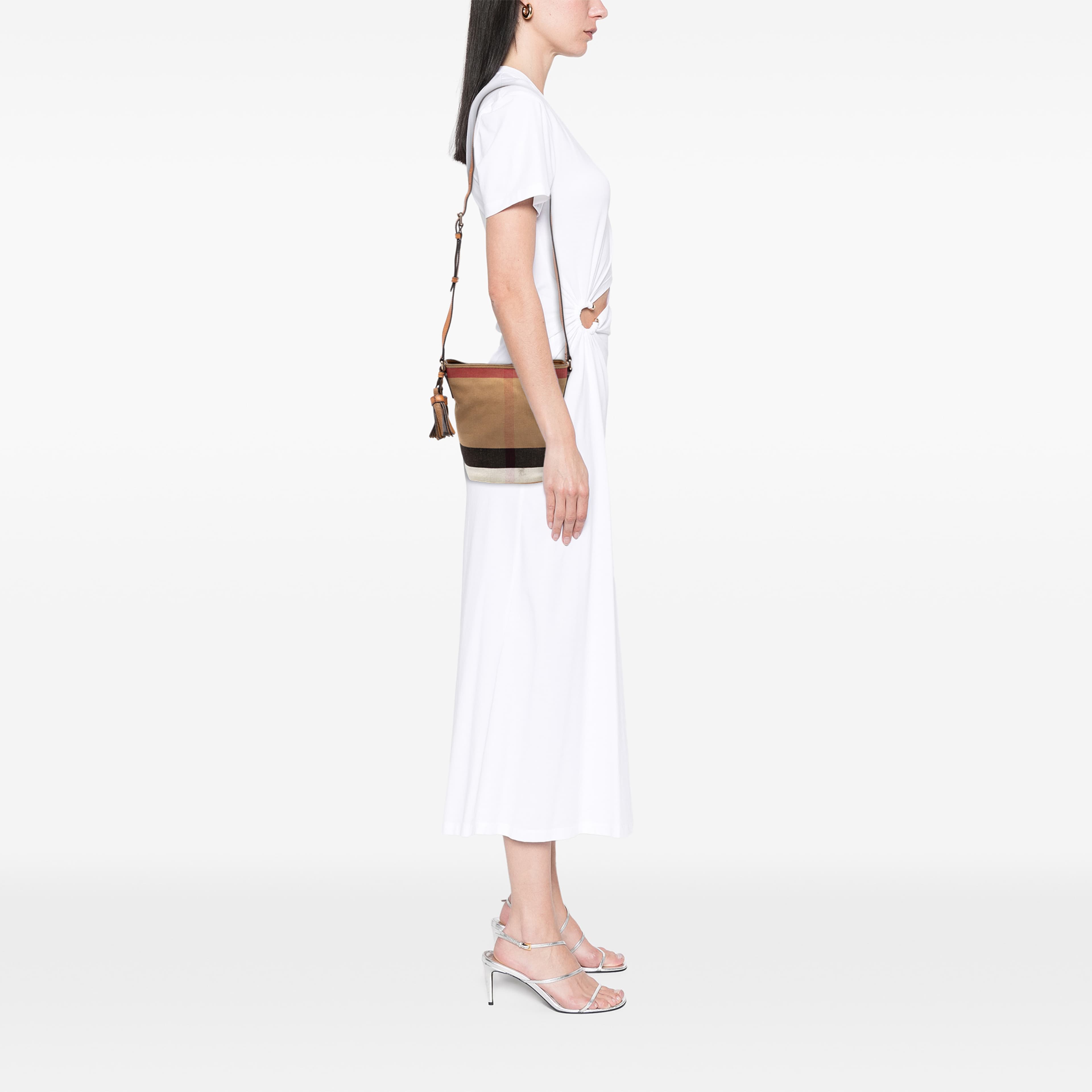 Burberry Mini Mega Check Canvas Ashby Tassel Bucket Bag, från Luxclusif, i färgen brun. Klicka för att öppna bilden i stort format