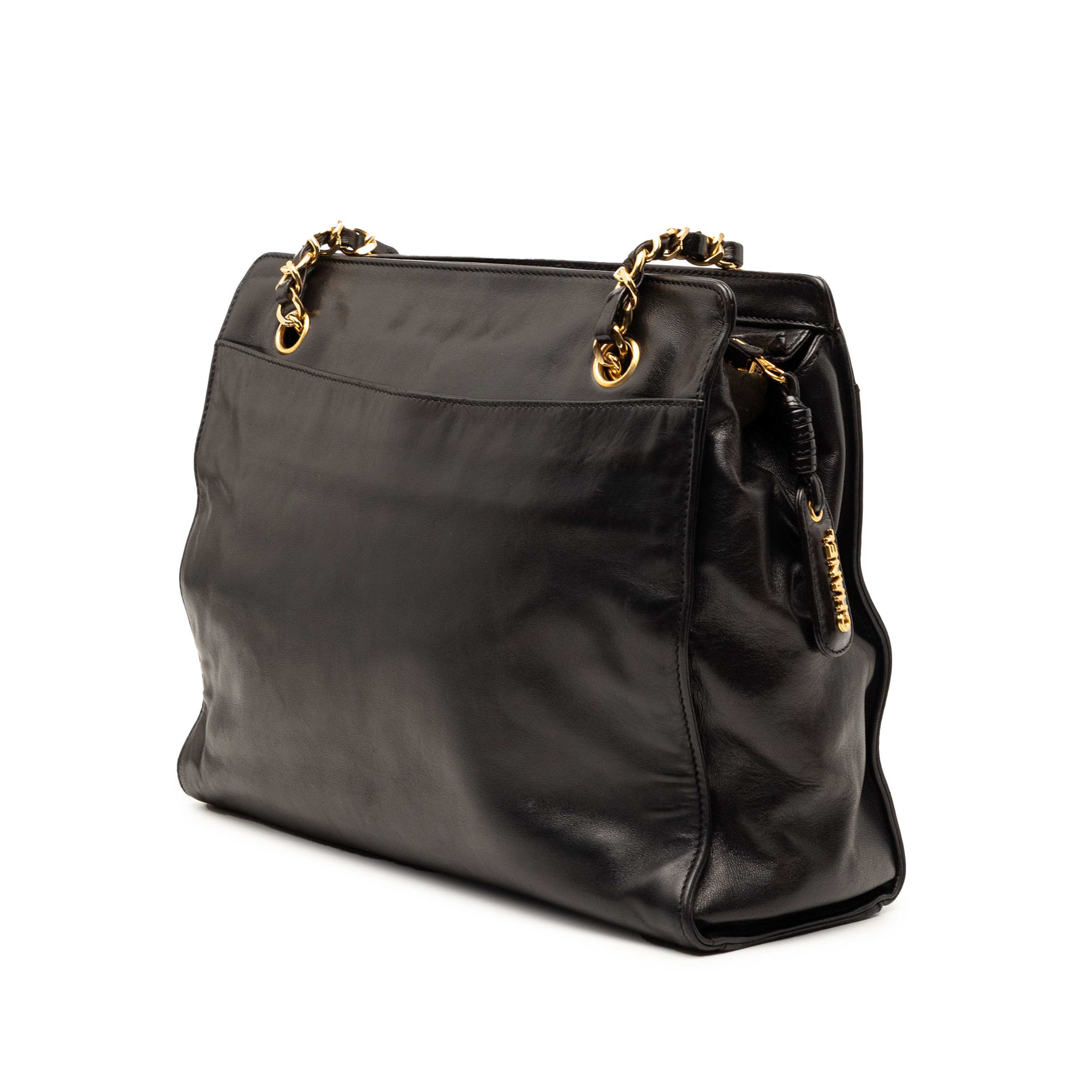 Chanel Cc Lambskin Chain Tote, från Luxclusif, i färgen svart. Klicka för att öppna bilden i stort format