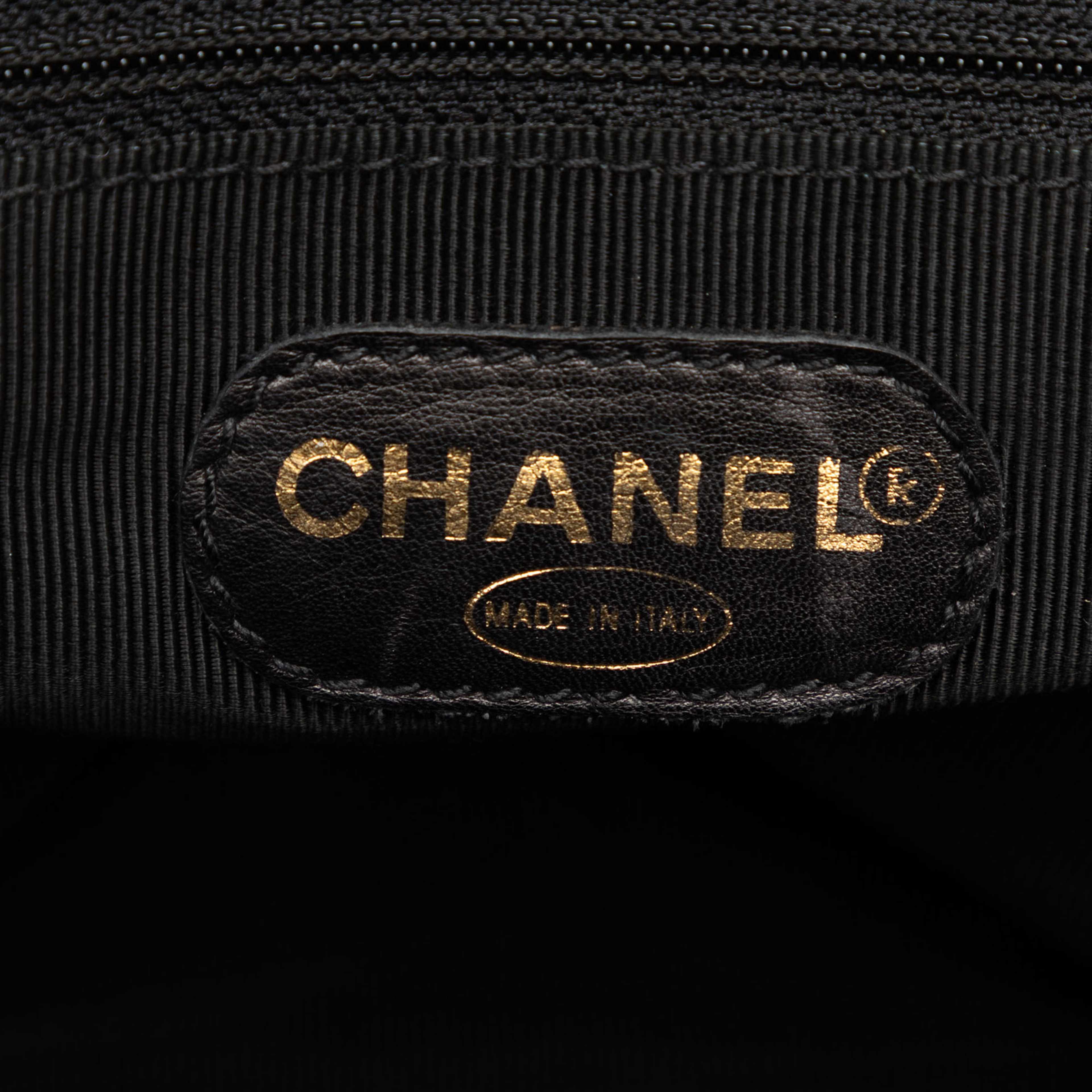 Chanel Cc Lambskin Chain Tote, från Luxclusif, i färgen svart. Klicka för att öppna bilden i stort format