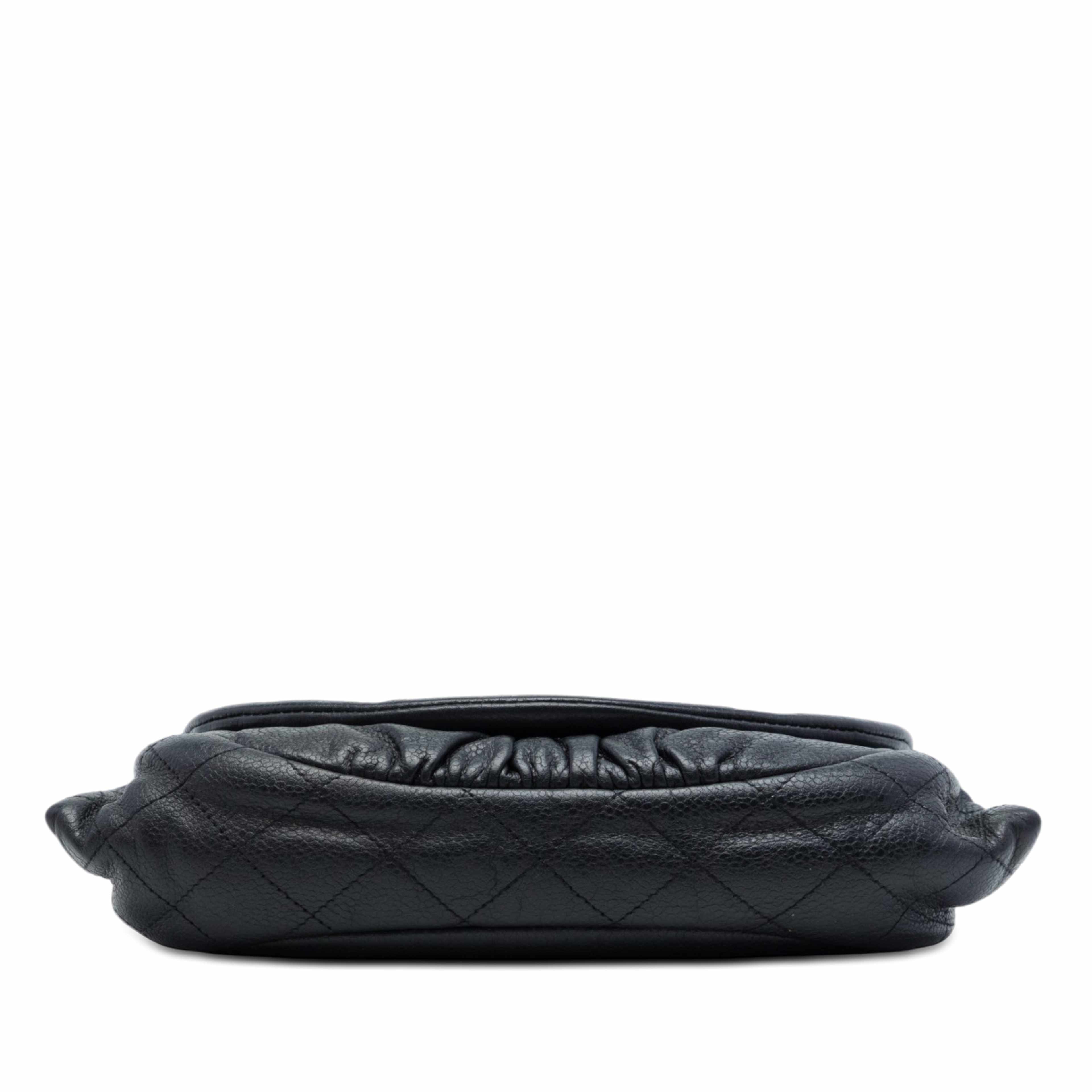 Chanel Cc Caviar Half Moon Wallet On Chain, från Luxclusif, i färgen svart. Klicka för att öppna bilden i stort format