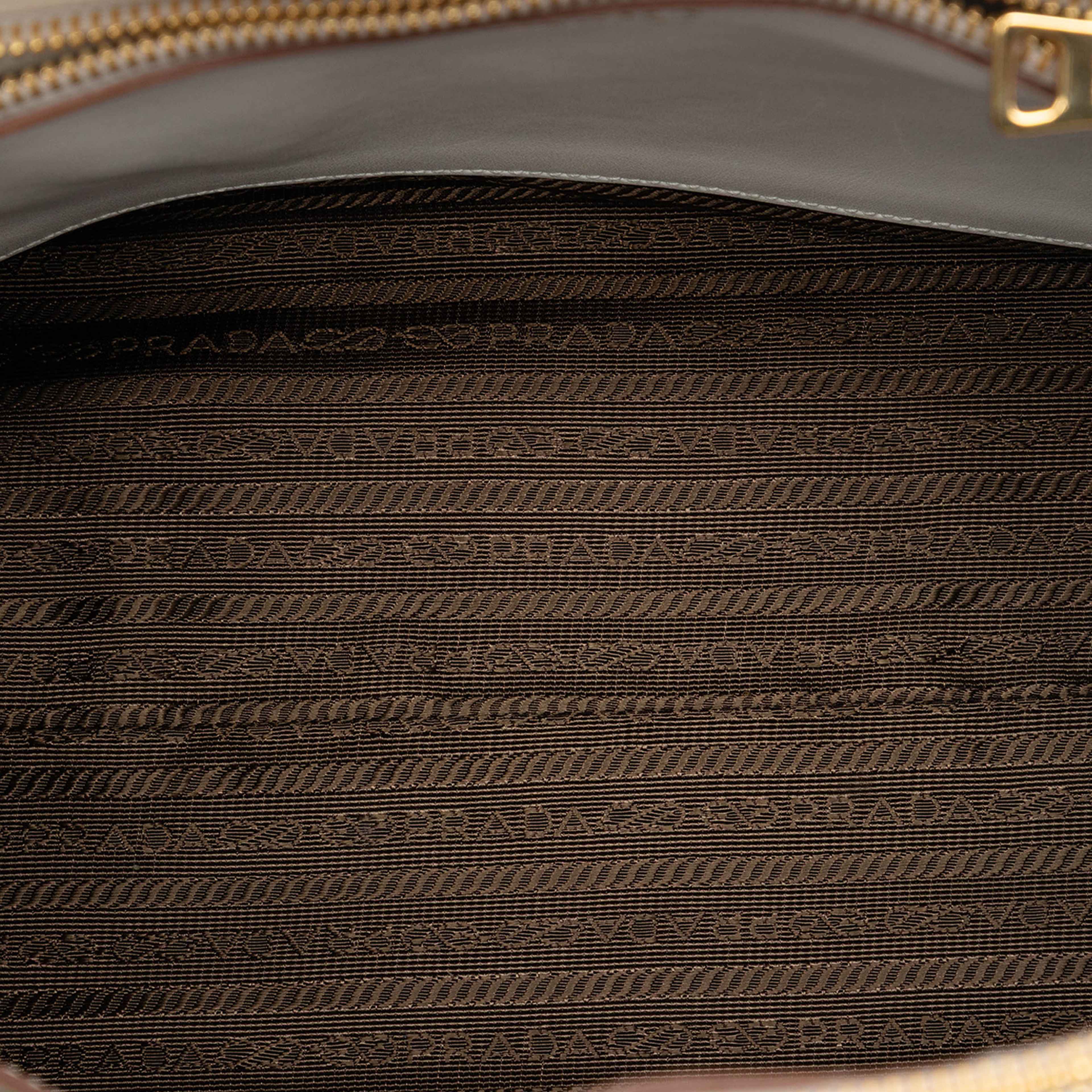 Prada City Calf Trimmed Madras Floral Print Paradigme Whipstitch Satchel, från Luxclusif, i färgen white. Klicka för att öppna bilden i stort format