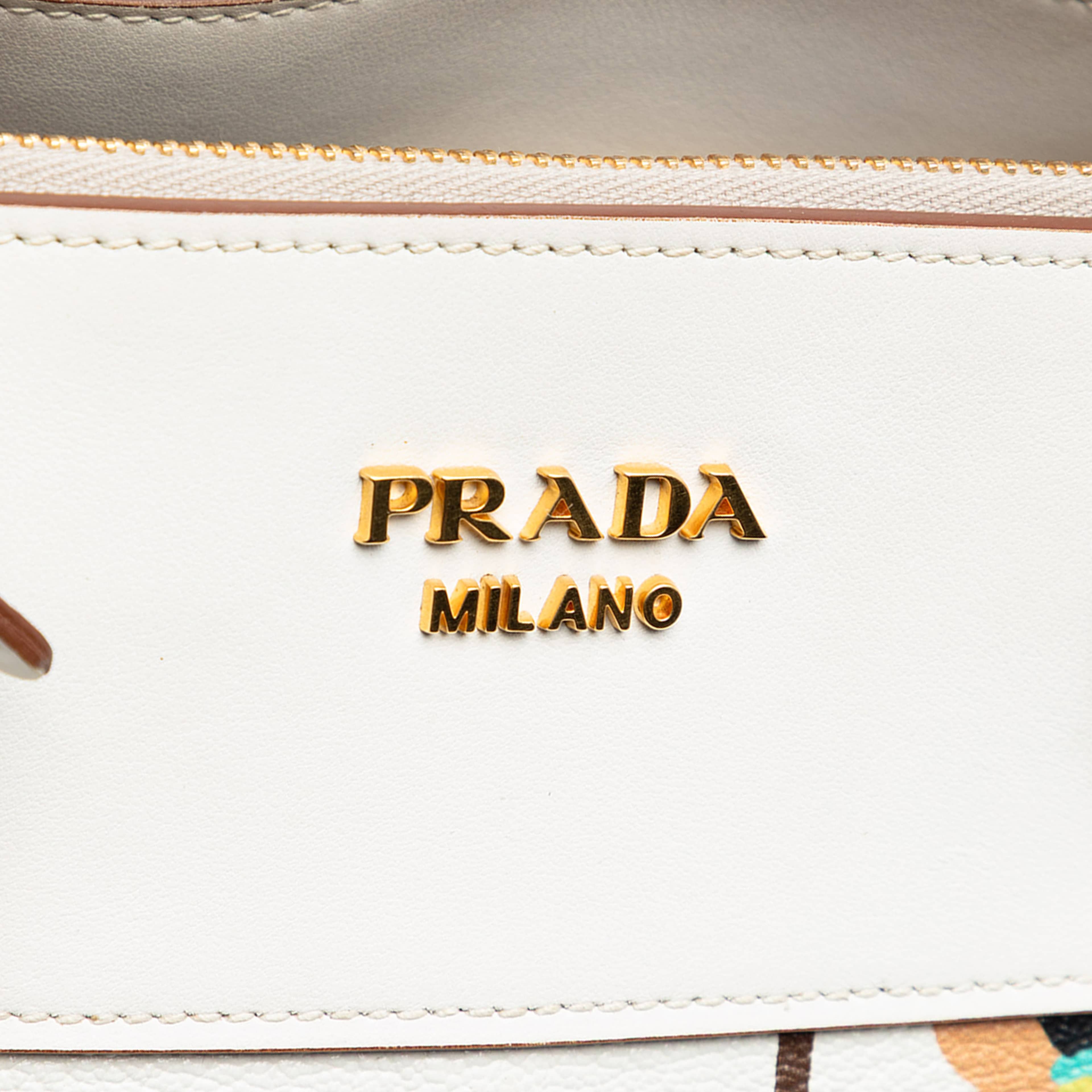 Prada City Calf Trimmed Madras Floral Print Paradigme Whipstitch Satchel, från Luxclusif, i färgen vit. Klicka för att öppna bilden i stort format