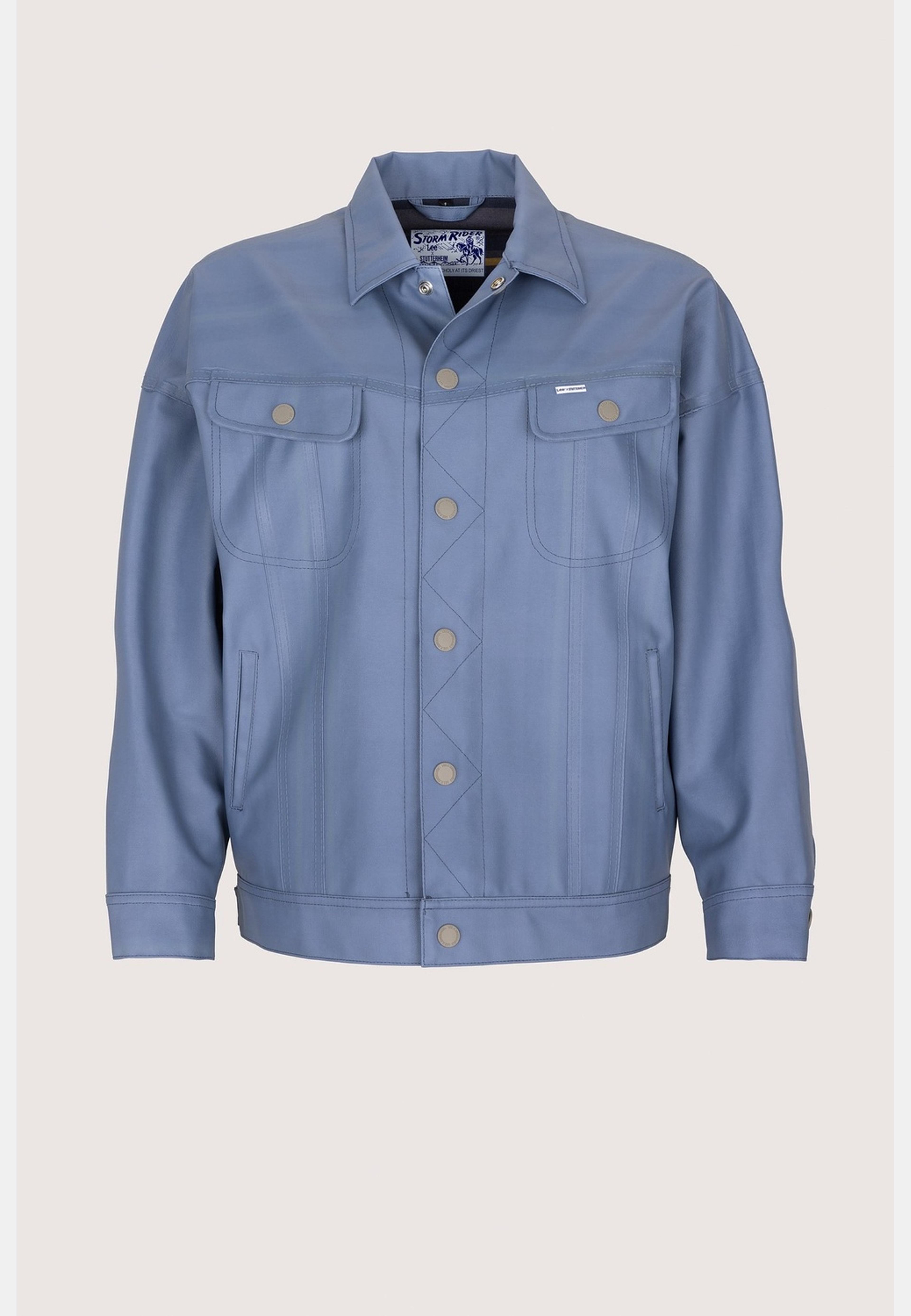 Women’s Lee® X Stutterheim Storm Rider™ Jacket, från Stutterheim, i färgen ash blue. Klicka för att öppna bilden i stort format