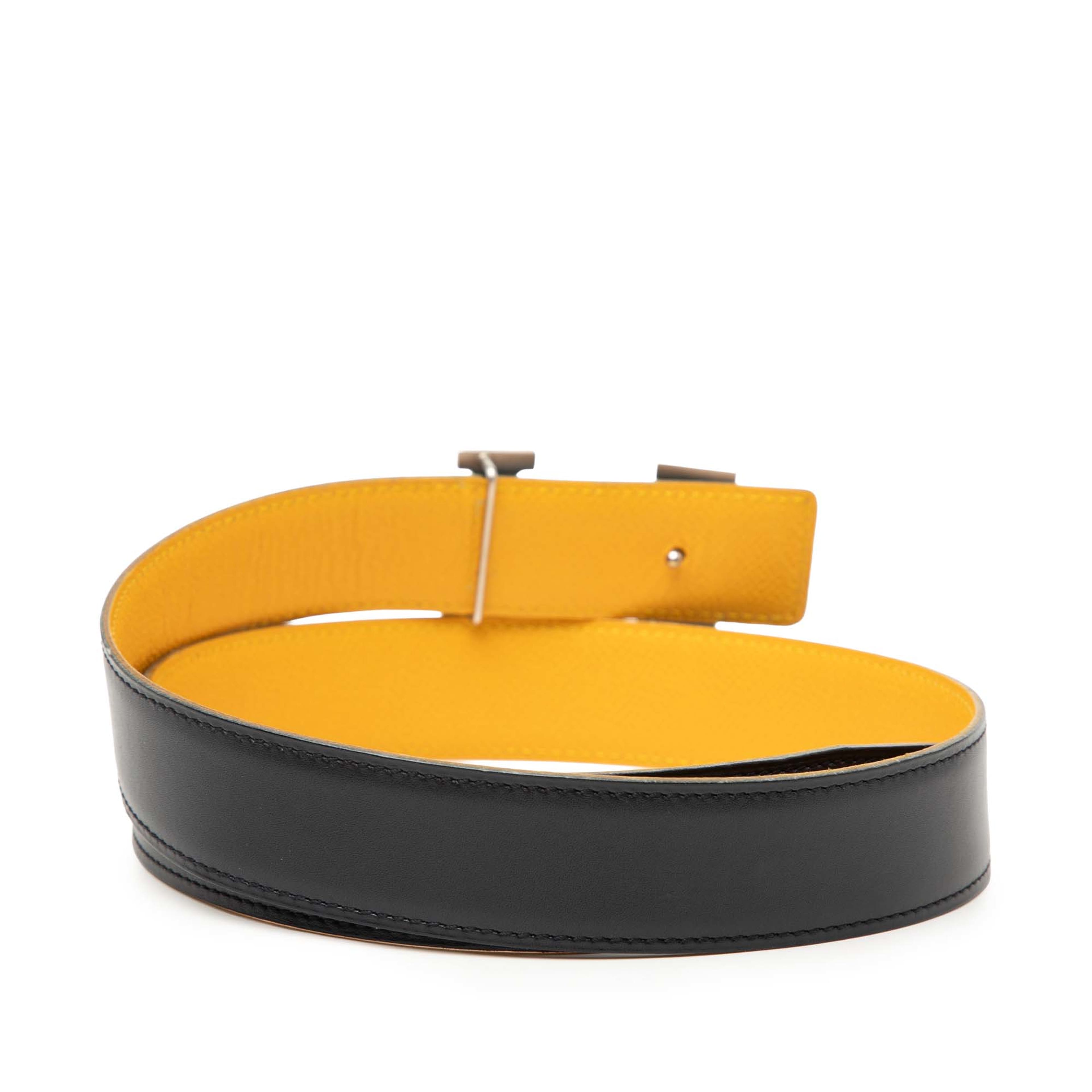 Hermès Box Calf And Courchevel Constance H Reversible Belt, från Luxclusif, i färgen black. Klicka för att öppna bilden i stort format