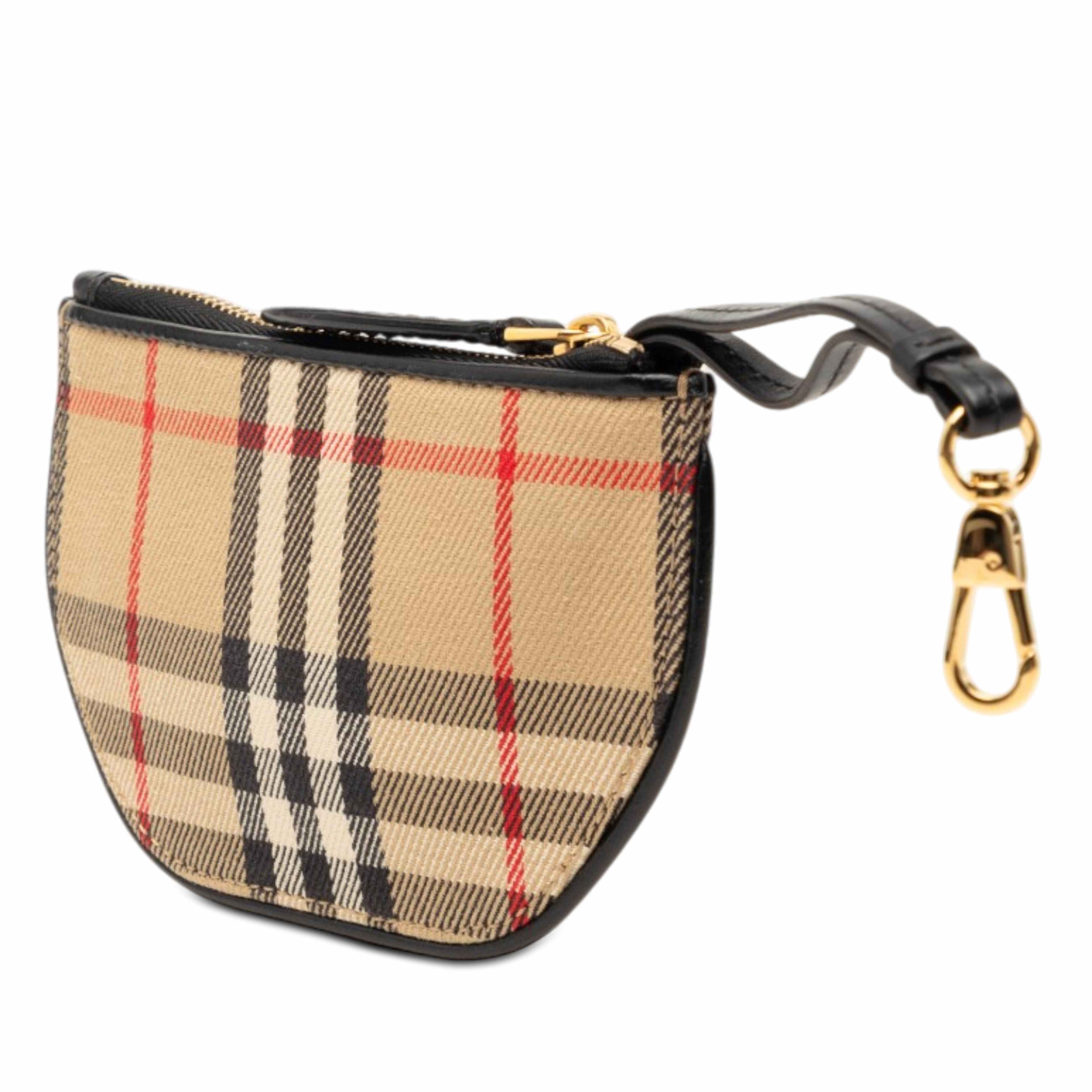 Burberry House Check Canvas Olympia Coin Pouch, från Luxclusif, i färgen beige. Klicka för att öppna bilden i stort format