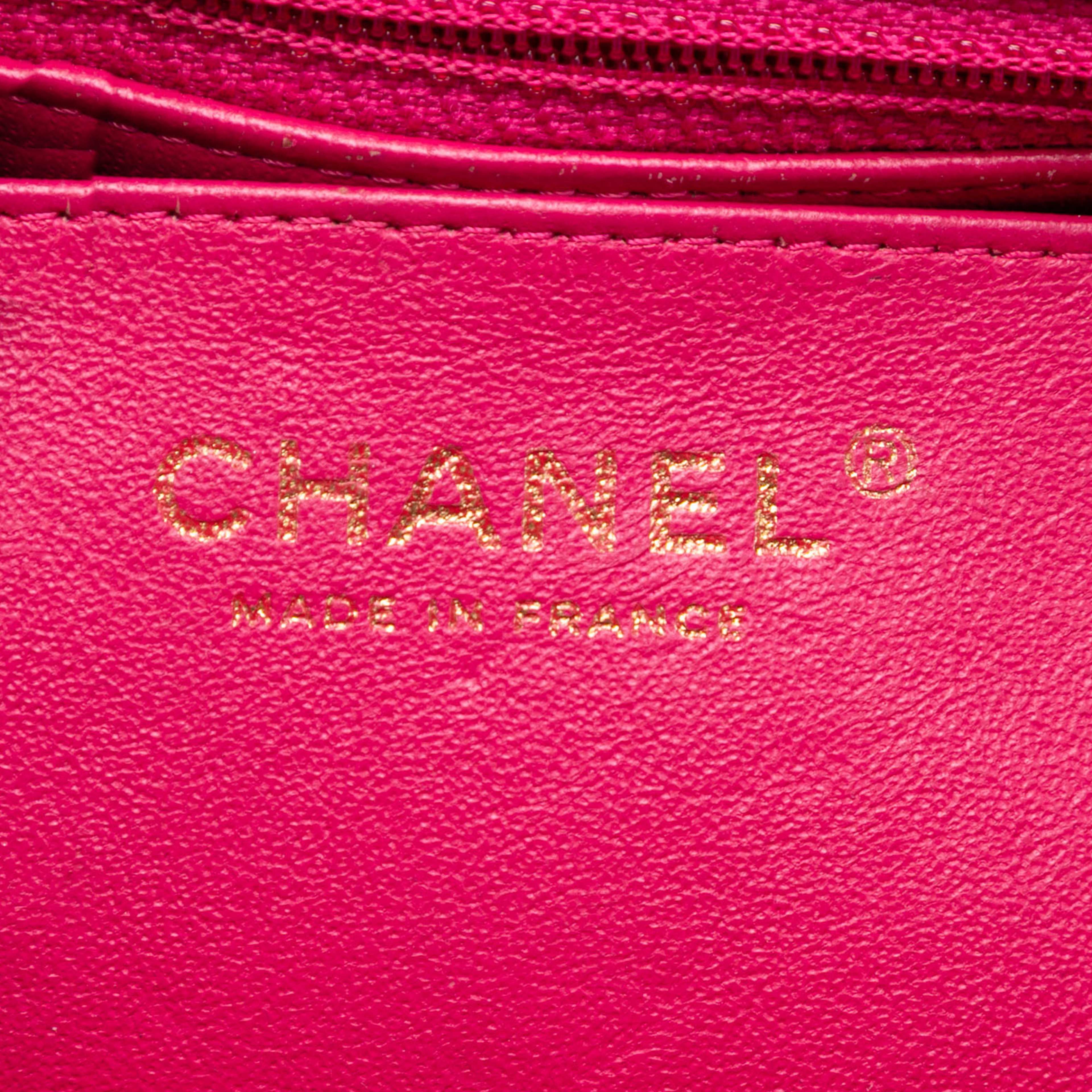 Chanel Mini Rectangular Classic Velvet Single Flap, från Luxclusif, i färgen hot pink. Klicka för att öppna bilden i stort format