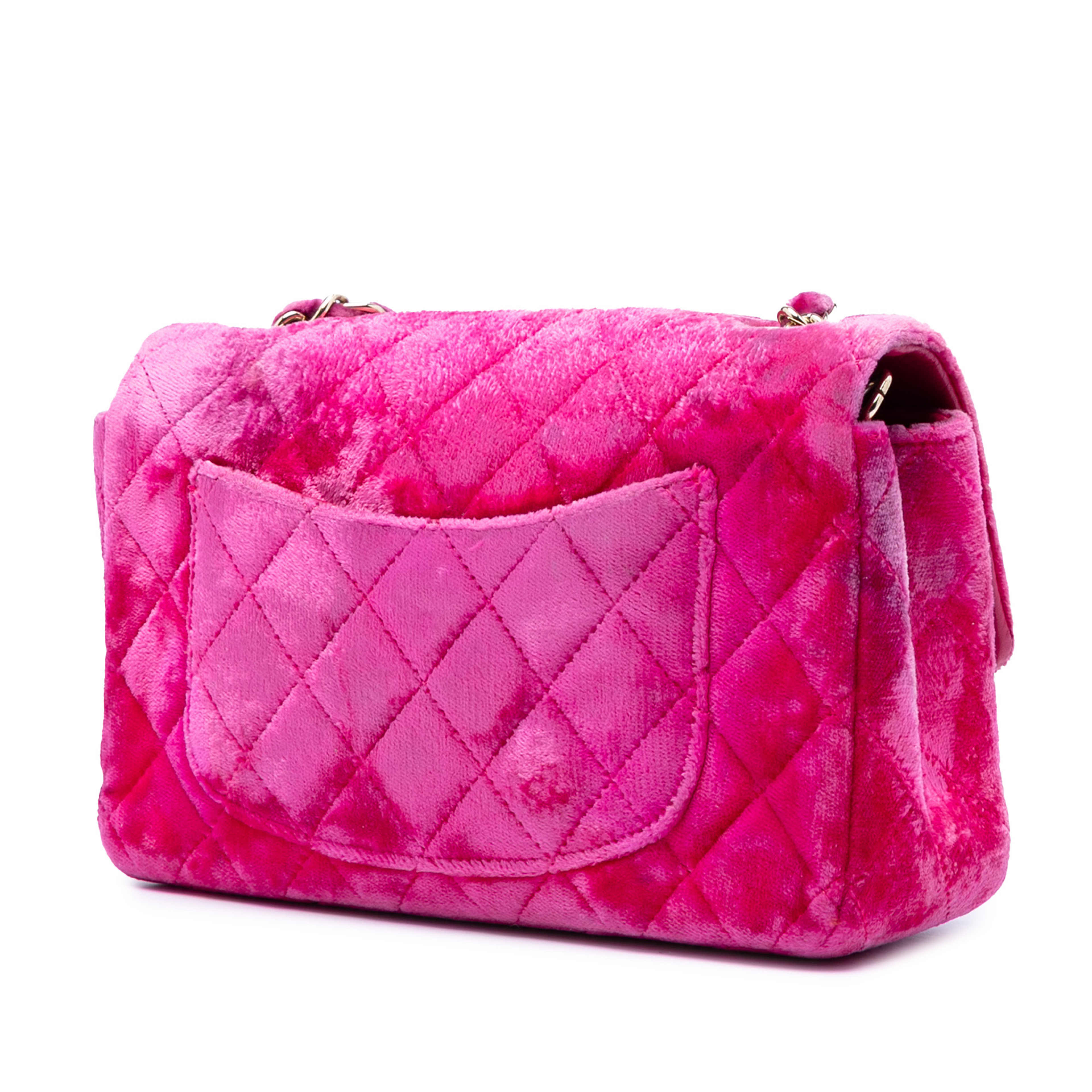 Chanel Mini Rectangular Classic Velvet Single Flap, från Luxclusif, i färgen hot pink. Klicka för att öppna bilden i stort format