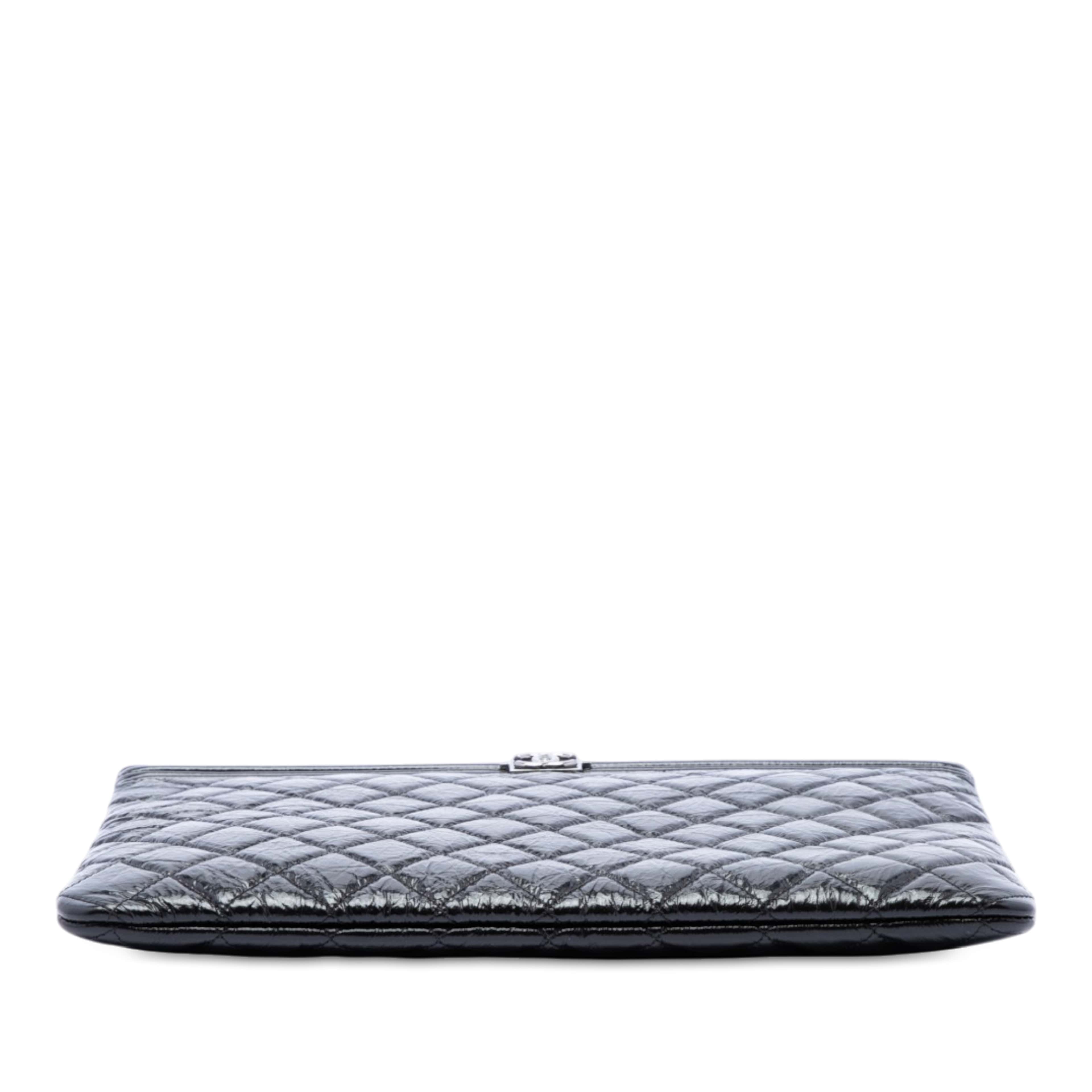 Chanel Medium Quilted Crinkled Patent Boy O Case Clutch, från Luxclusif, i färgen svart. Klicka för att öppna bilden i stort format