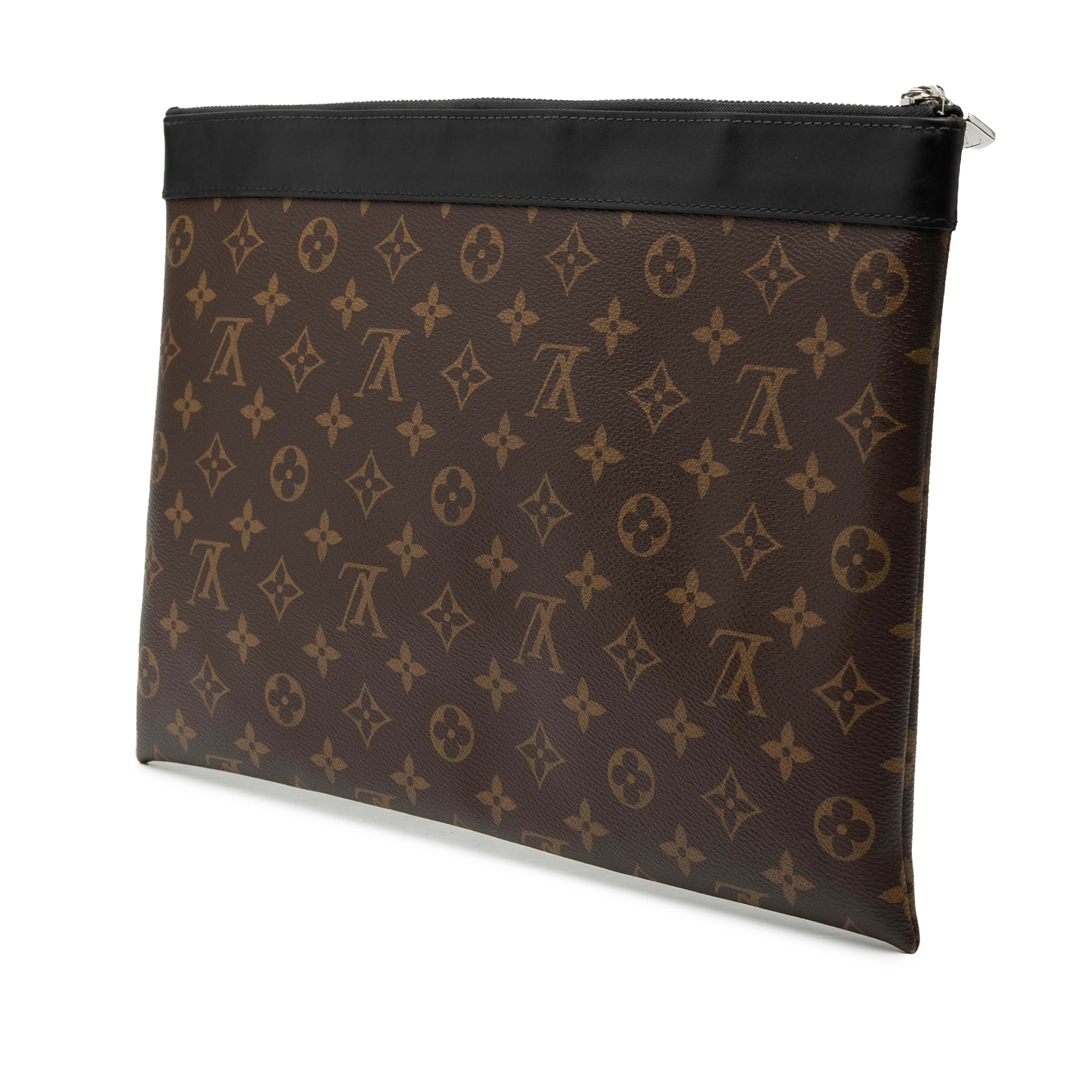 Louis Vuitton Monogram Macassar Discovery Pochette Gm, från Luxclusif, i färgen brown. Klicka för att öppna bilden i stort format