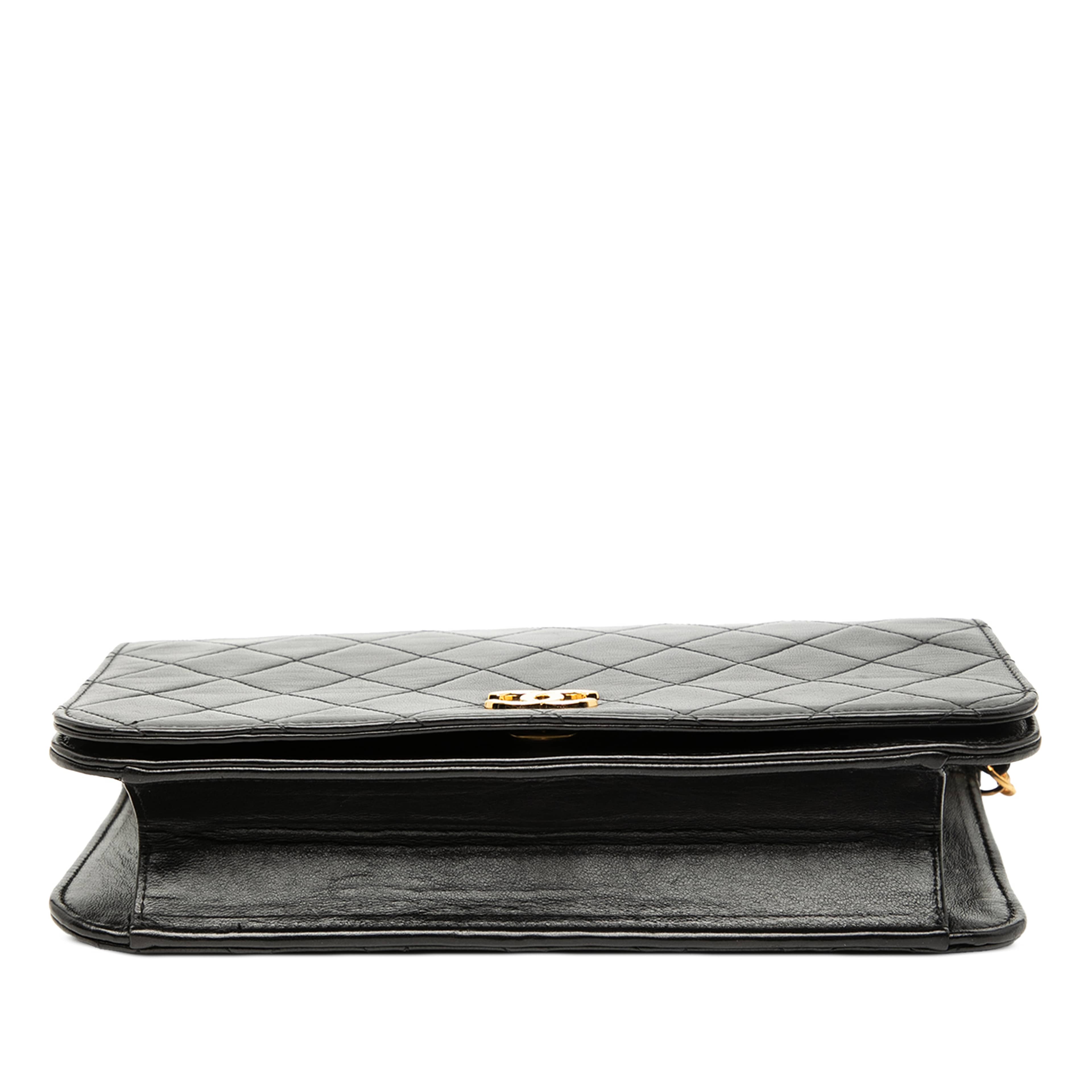 Chanel Cc Quilted Lambskin Full Single Flap, från Luxclusif, i färgen black. Klicka för att öppna bilden i stort format