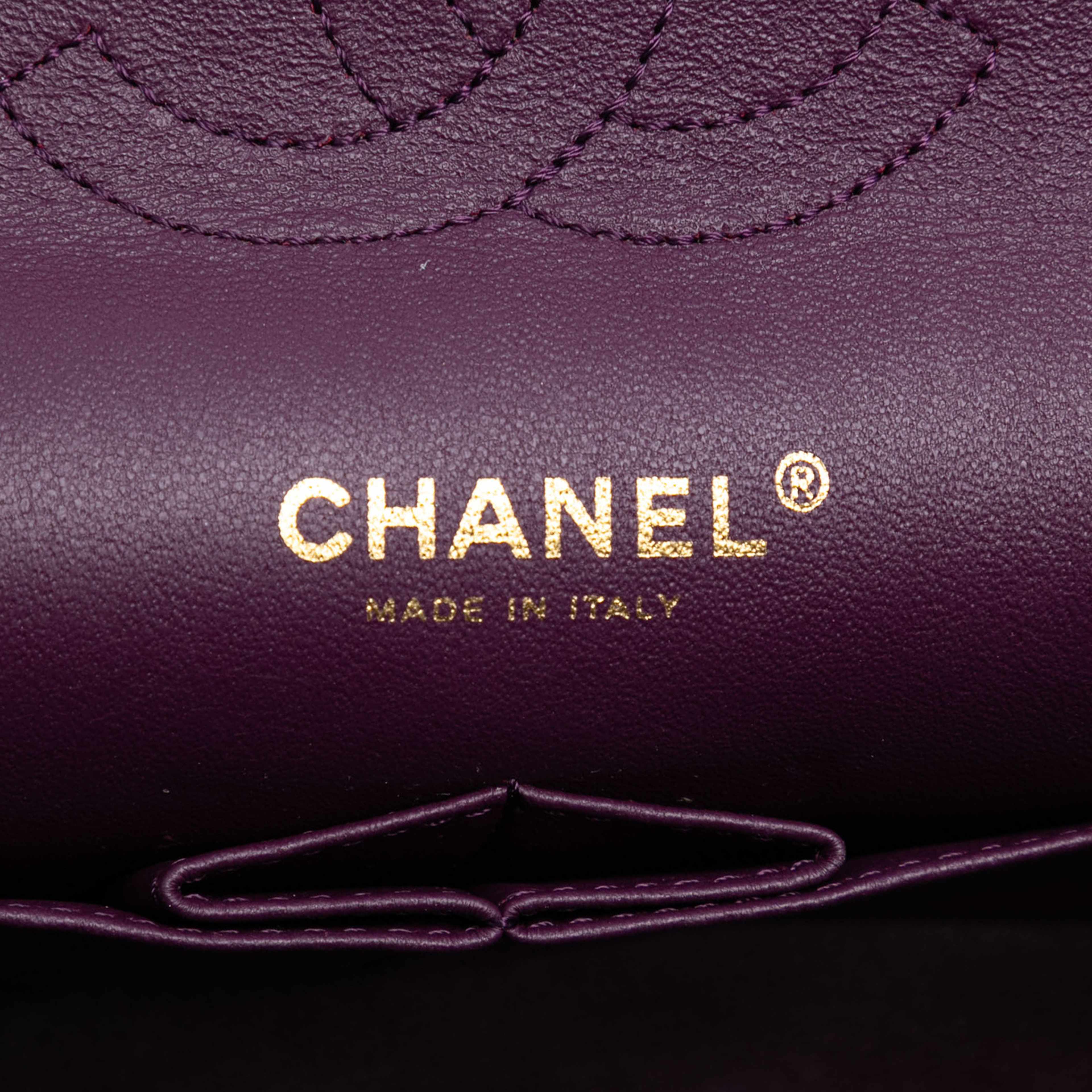 Chanel Medium Classic Lambskin Double Flap, från Luxclusif, i färgen dark purple. Klicka för att öppna bilden i stort format