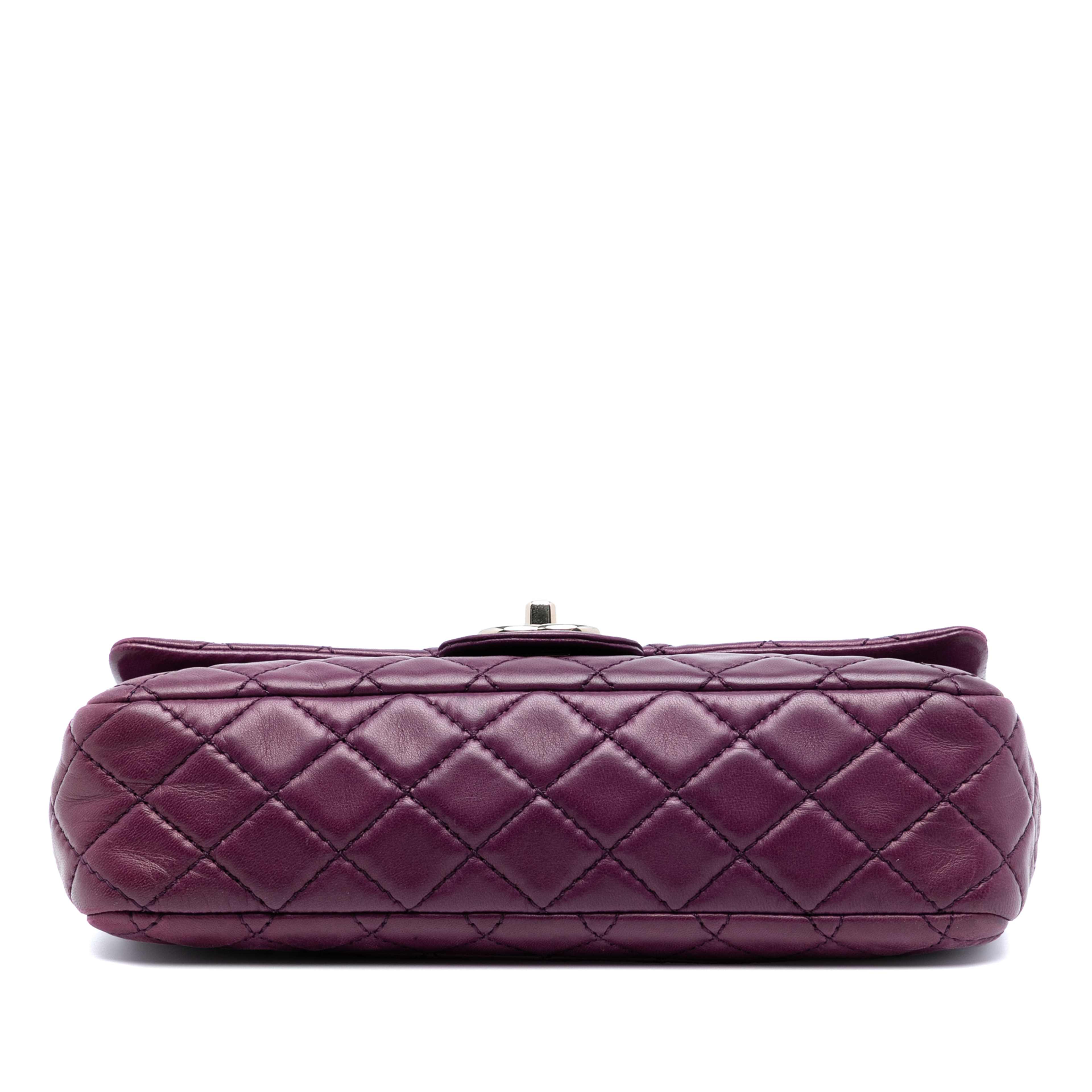 Chanel Medium Classic Lambskin Double Flap, från Luxclusif, i färgen dark purple. Klicka för att öppna bilden i stort format
