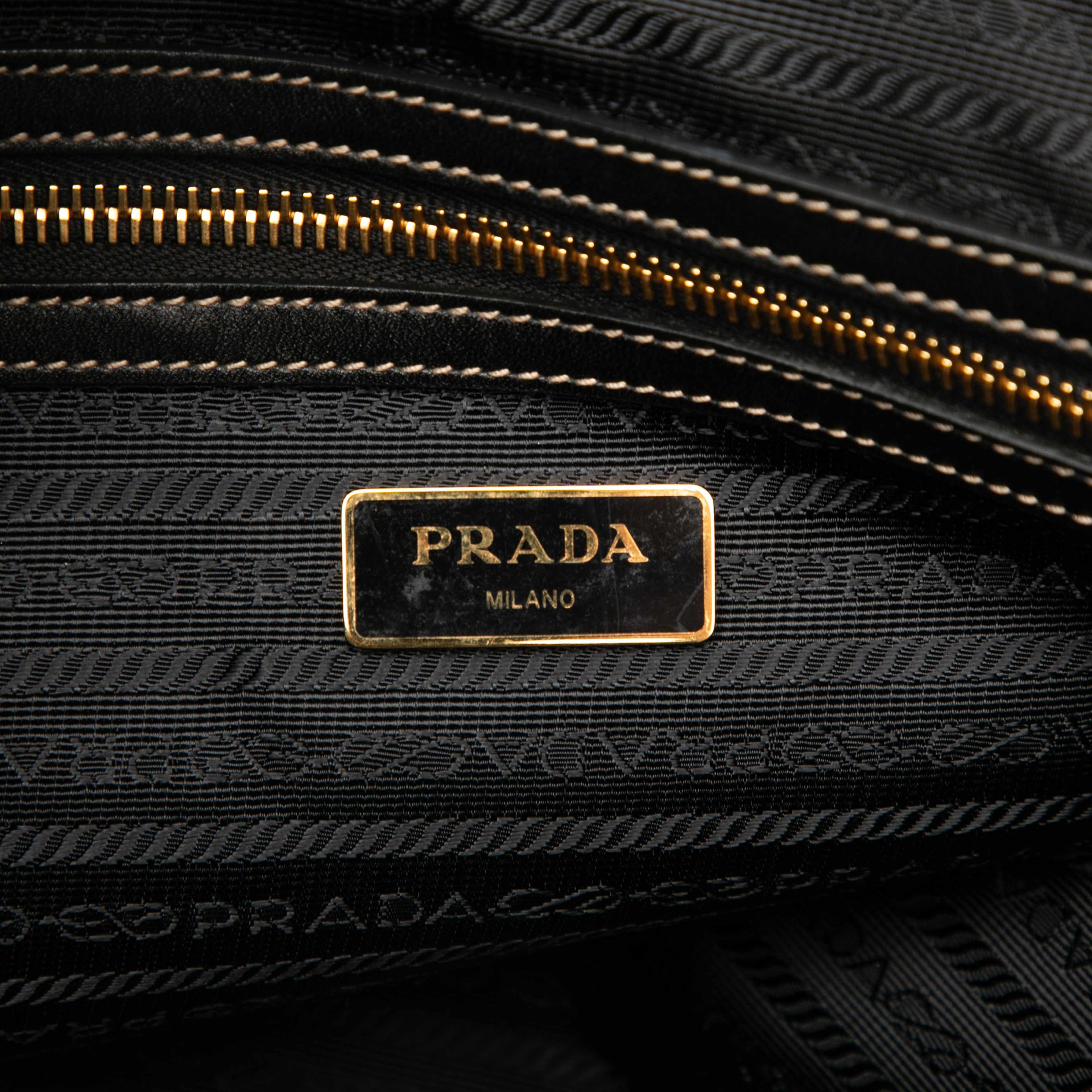 Prada Canvas Canapa Logo Tote, från Luxclusif, i färgen beige. Klicka för att öppna bilden i stort format