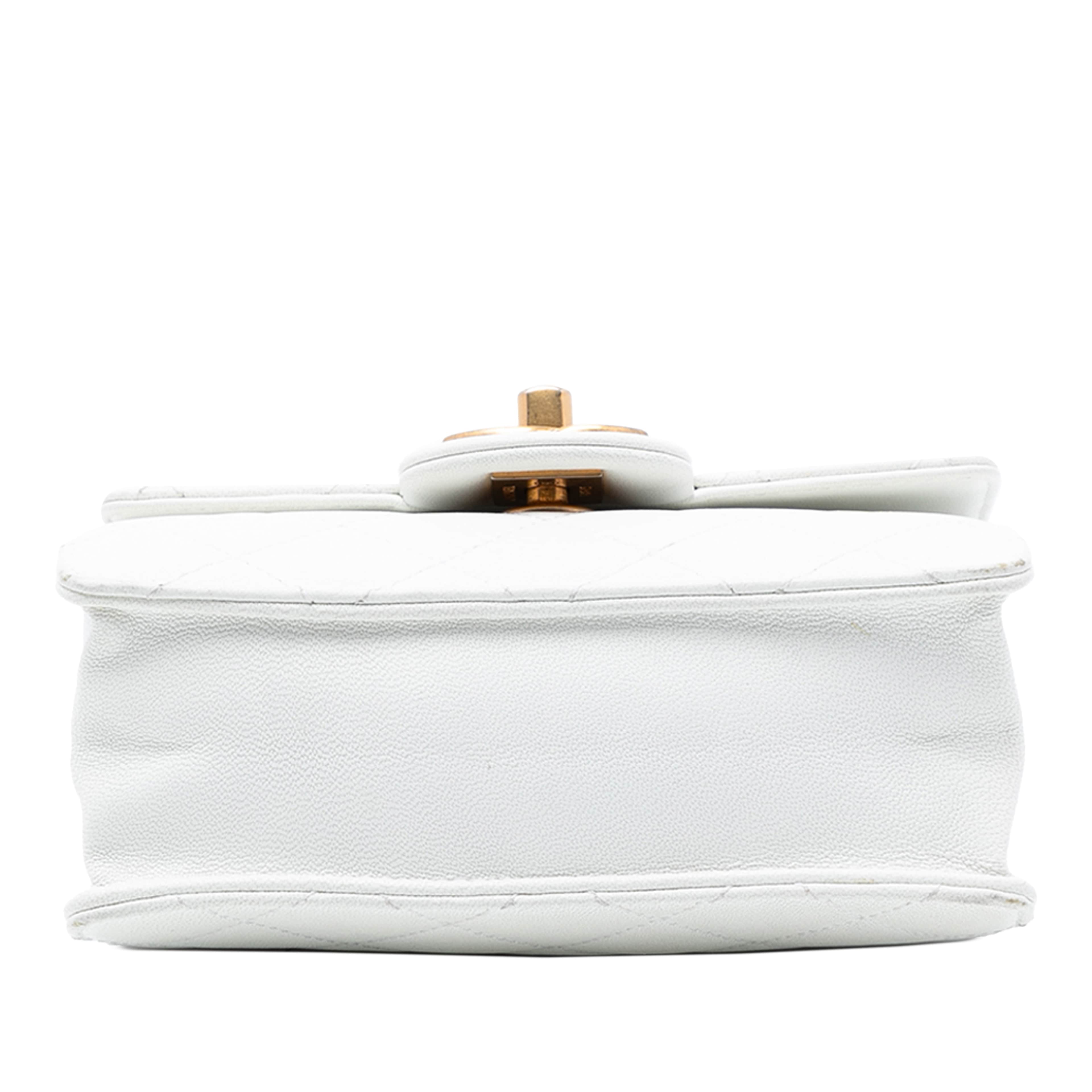 Chanel Small Quilted Lambskin Chic Pearls Flap, från Luxclusif, i färgen white. Klicka för att öppna bilden i stort format