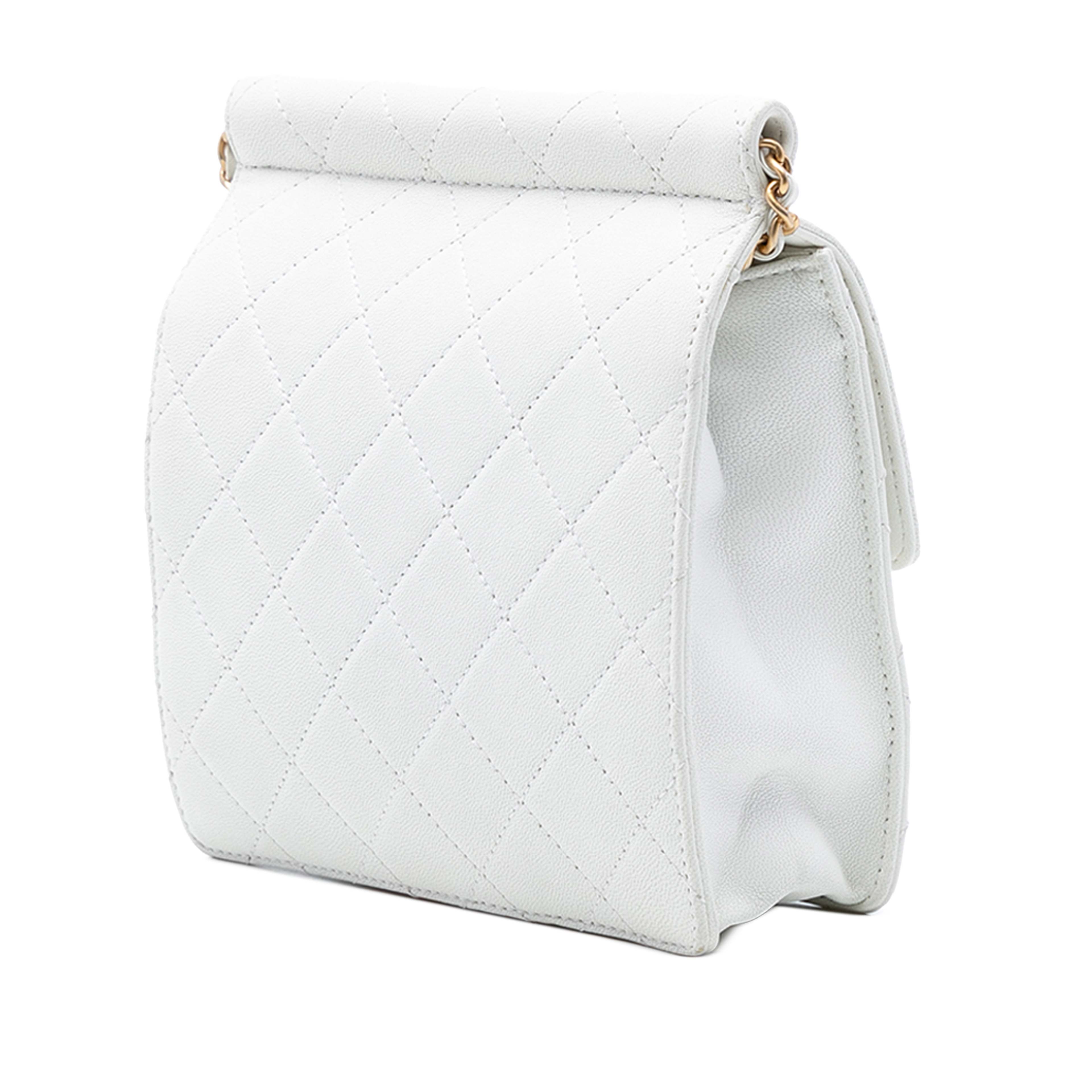 Chanel Small Quilted Lambskin Chic Pearls Flap, från Luxclusif, i färgen white. Klicka för att öppna bilden i stort format