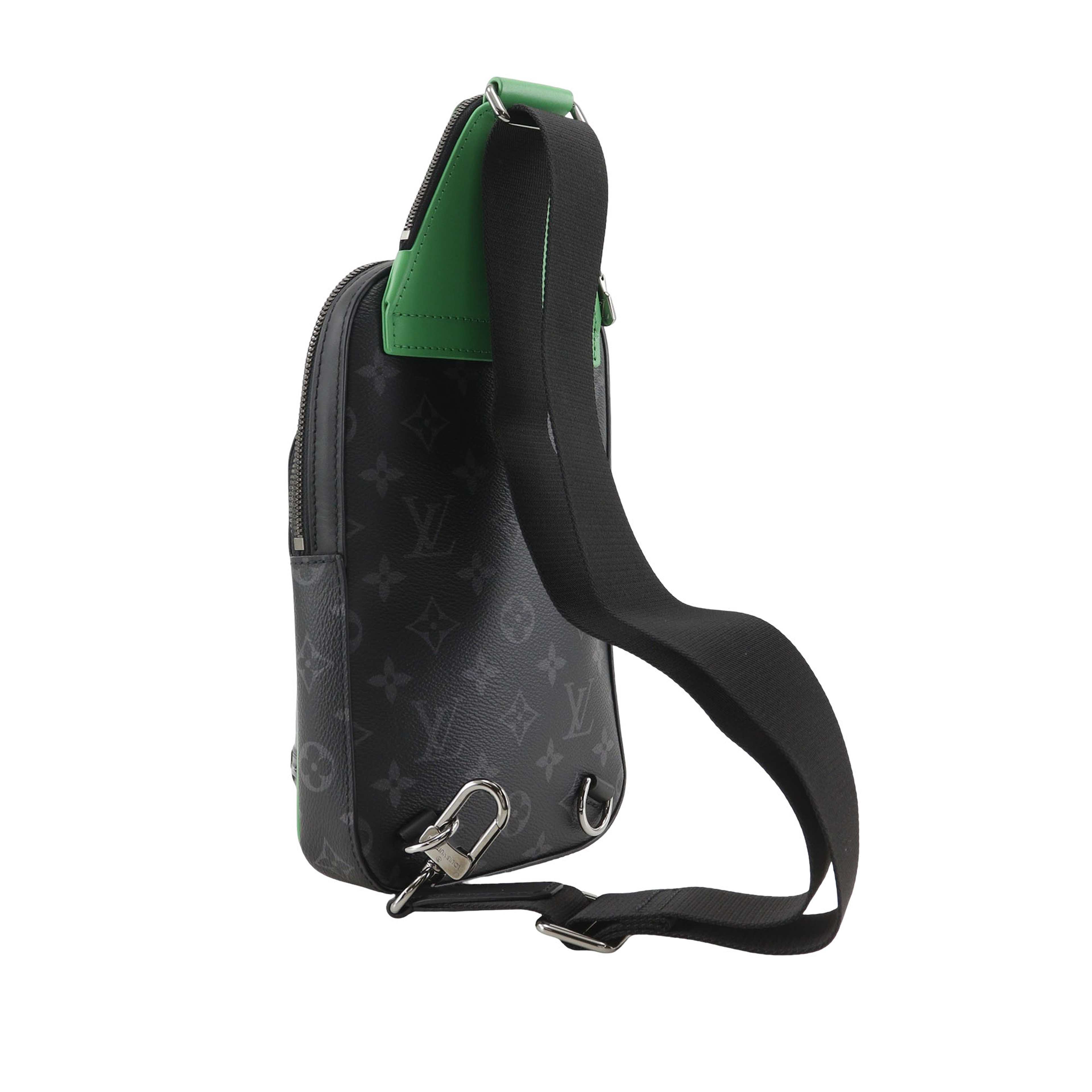 Louis Vuitton Monogram Eclipse Avenue Slingbag Pm, från Luxclusif, i färgen svart. Klicka för att öppna bilden i stort format
