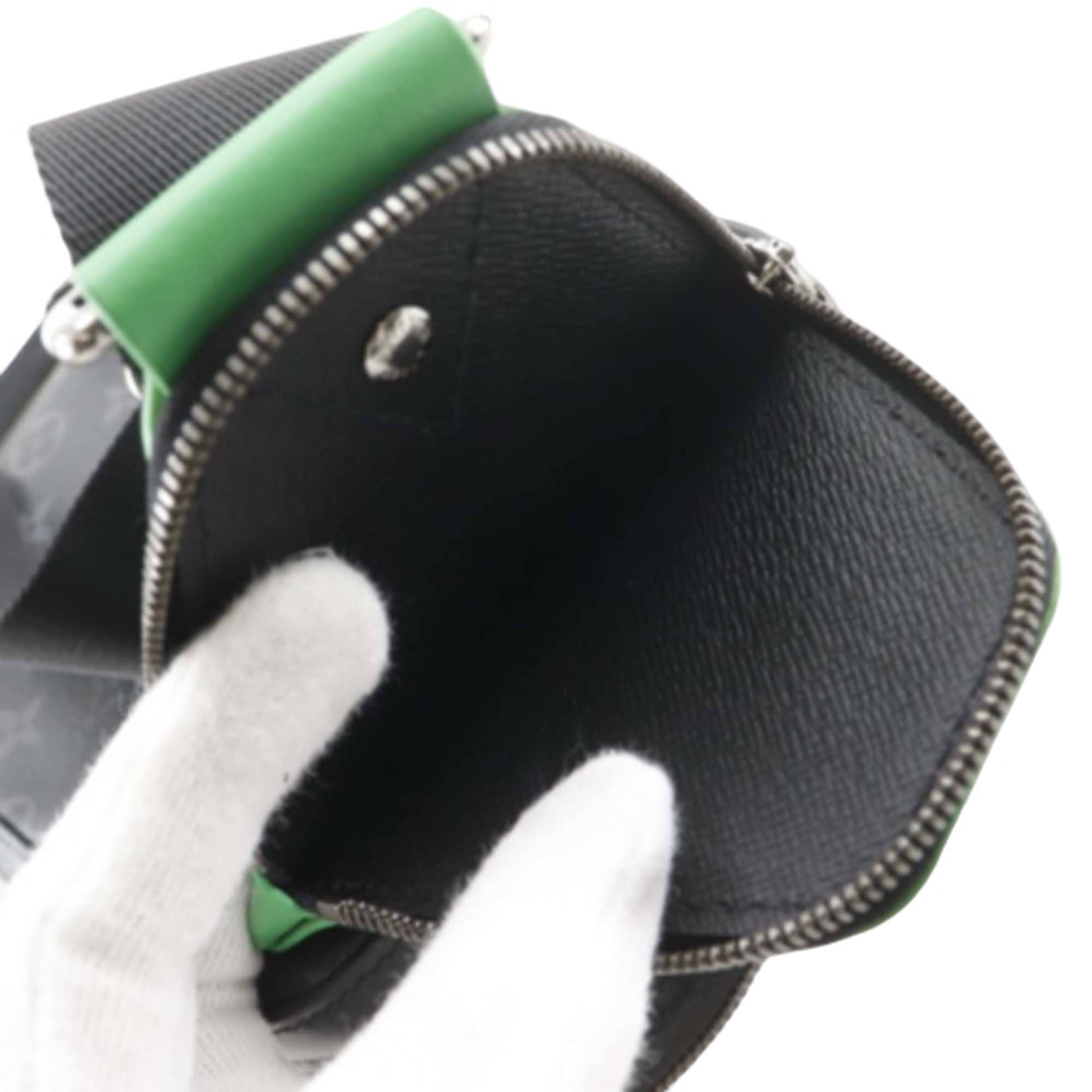 Louis Vuitton Monogram Eclipse Avenue Slingbag Pm, från Luxclusif, i färgen svart. Klicka för att öppna bilden i stort format