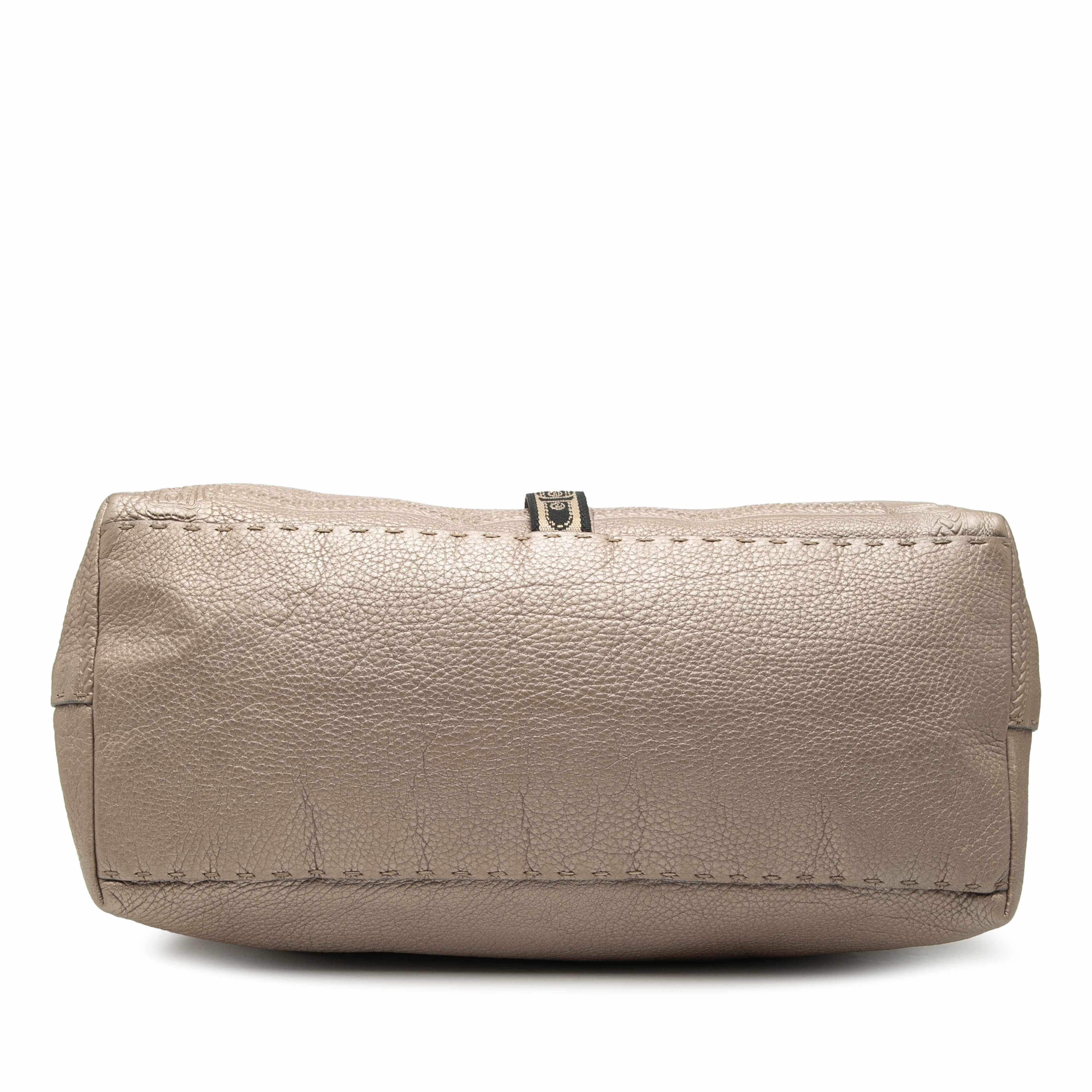 Fendi Large Leather Selleria Villa Borghese Tote, från Luxclusif, i färgen light gold. Klicka för att öppna bilden i stort format