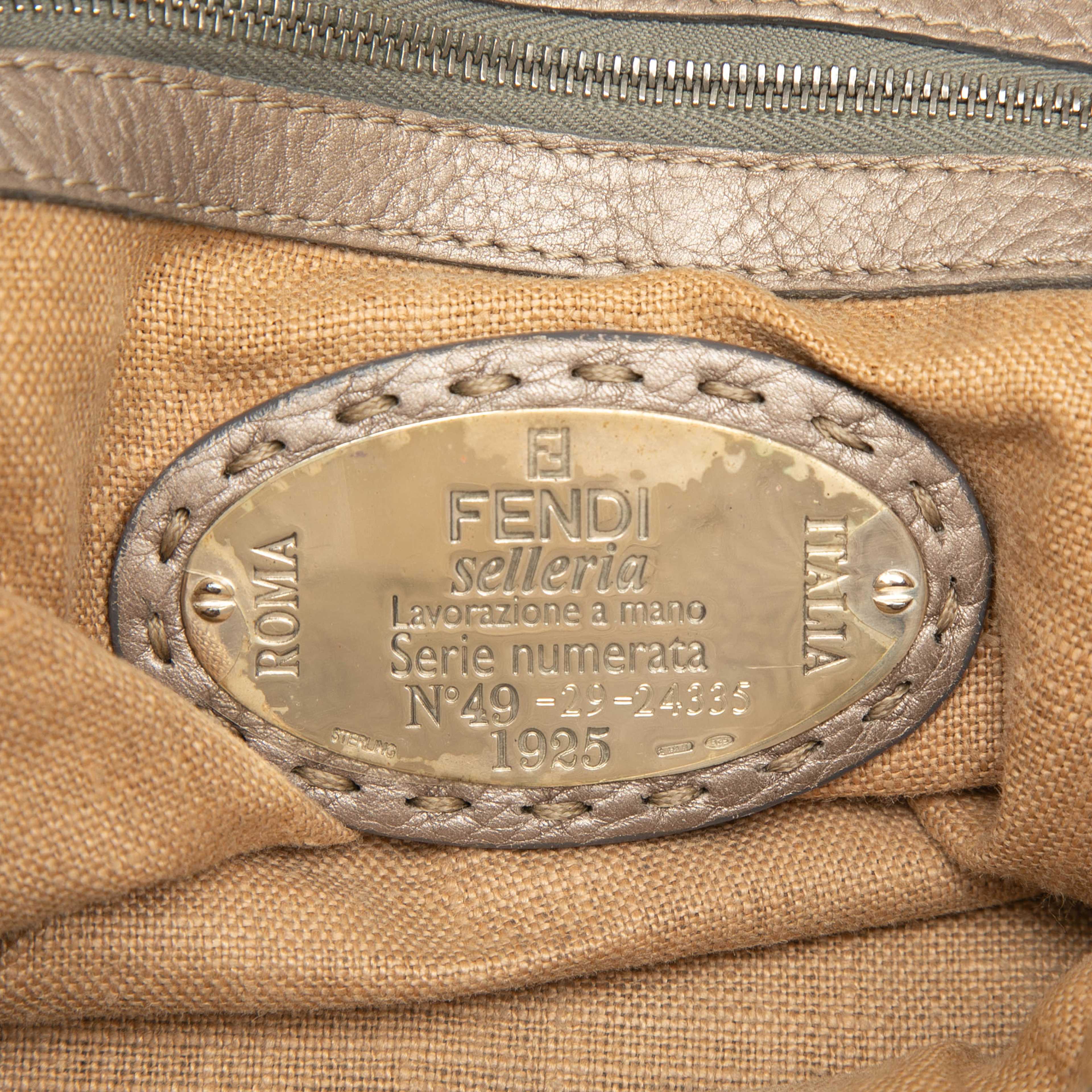 Fendi Large Leather Selleria Villa Borghese Tote, från Luxclusif, i färgen light gold. Klicka för att öppna bilden i stort format