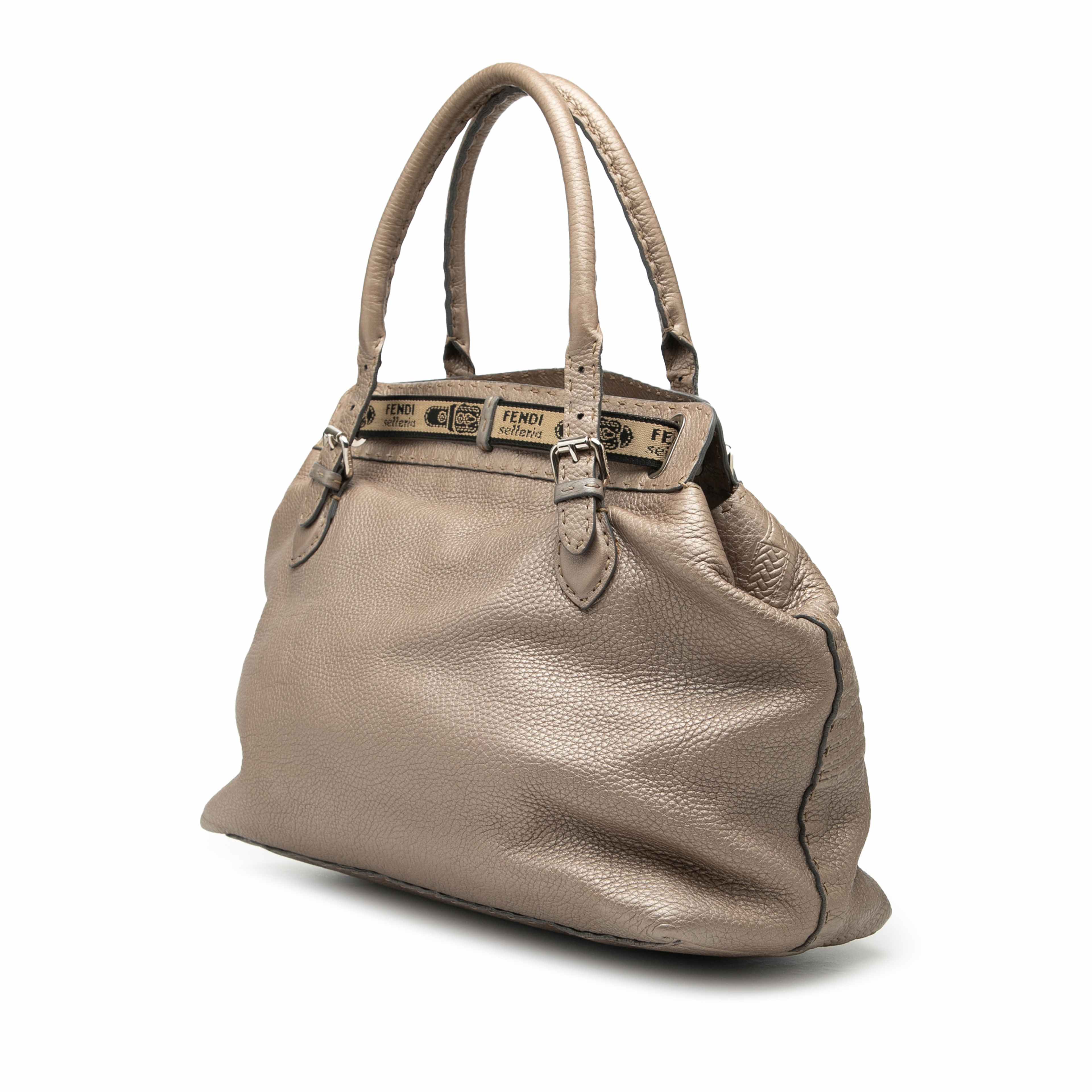 Fendi Large Leather Selleria Villa Borghese Tote, från Luxclusif, i färgen light gold. Klicka för att öppna bilden i stort format