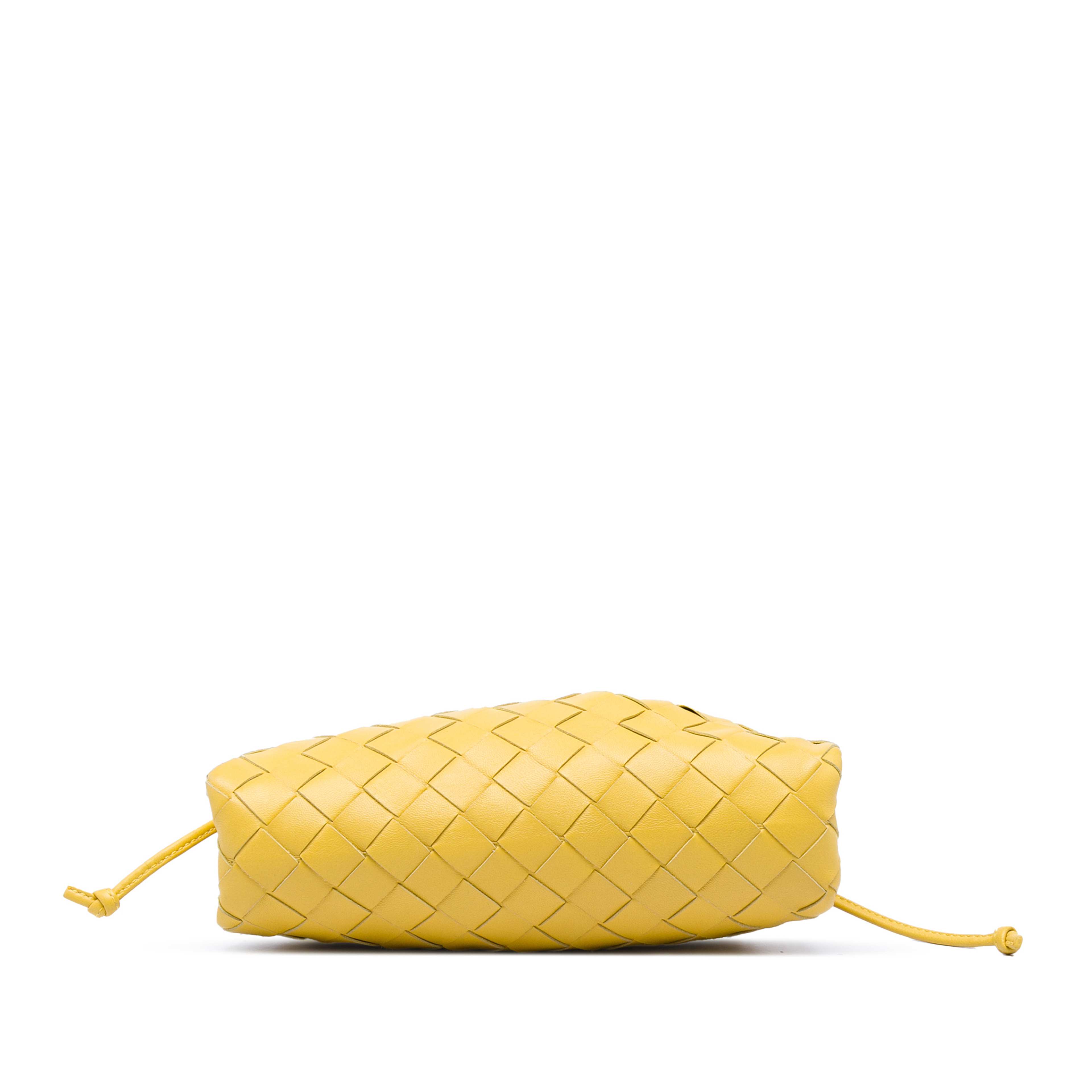 Bottega Veneta Nappa Intrecciato The Mini Pouch Crossbody, från Luxclusif, i färgen gul. Klicka för att öppna bilden i stort format