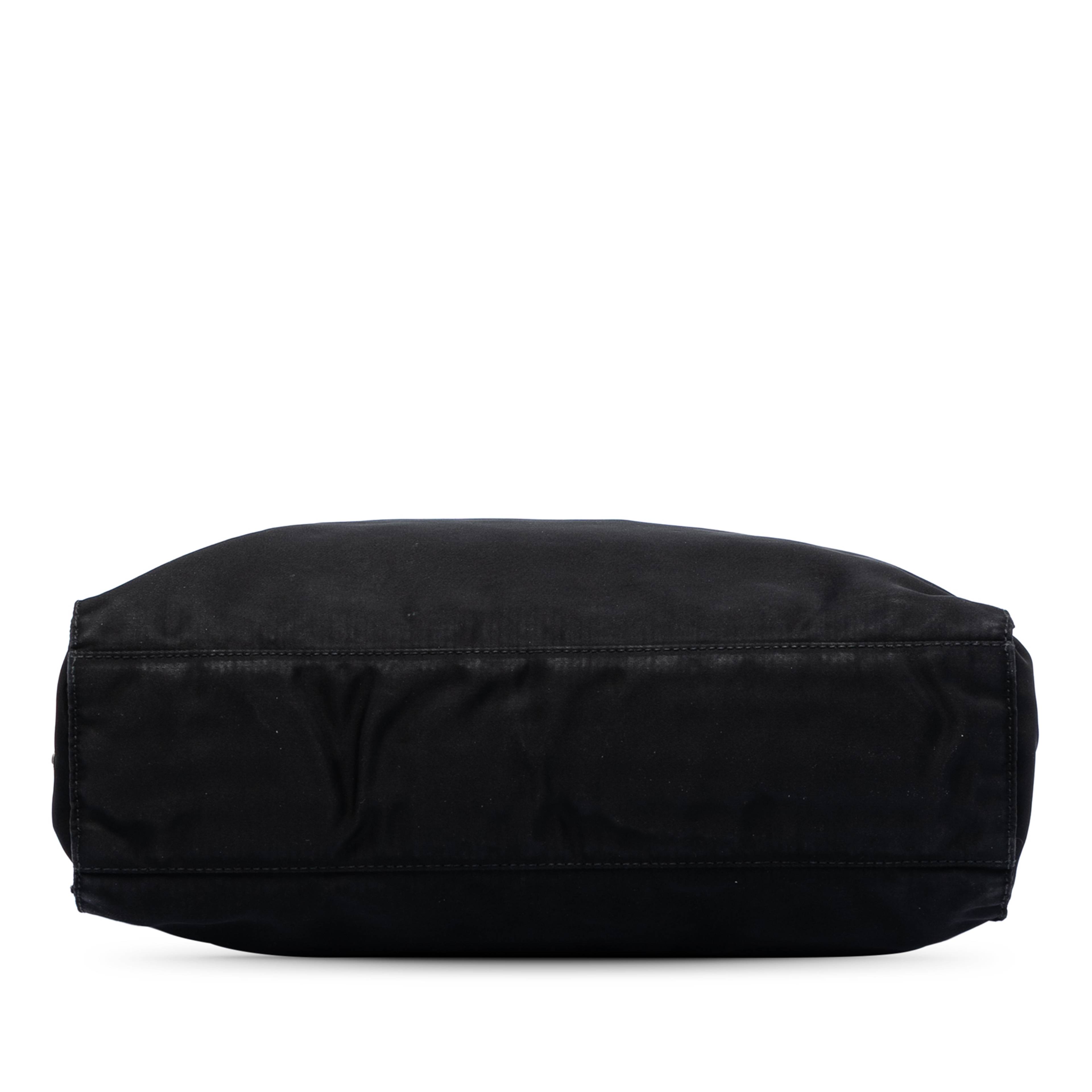 Prada Tessuto Metal Handle Bag, från Luxclusif, i färgen black. Klicka för att öppna bilden i stort format