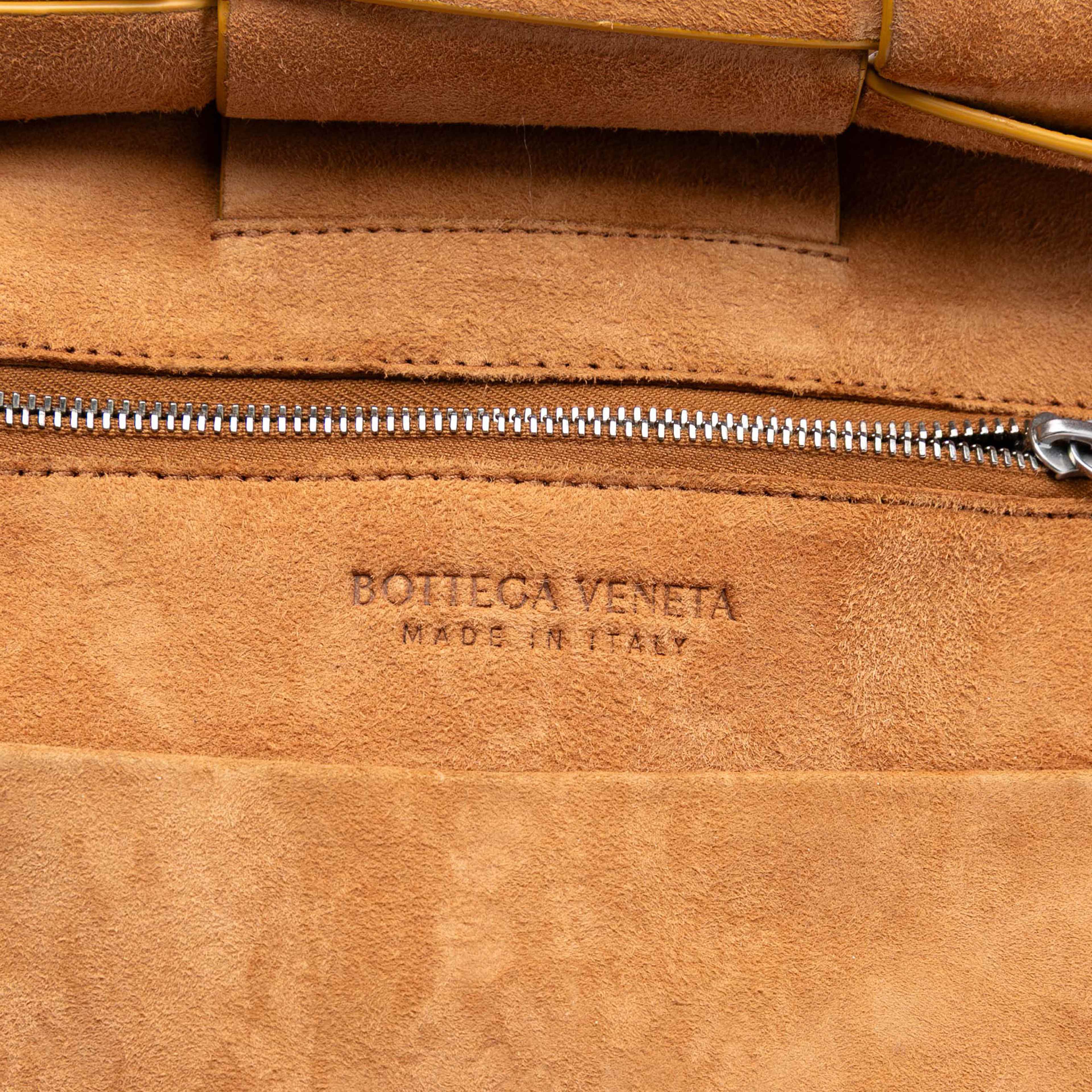 Bottega Veneta Small Goatskin Maxi Intrecciato Arco Satchel, från Luxclusif, i färgen mustard. Klicka för att öppna bilden i stort format