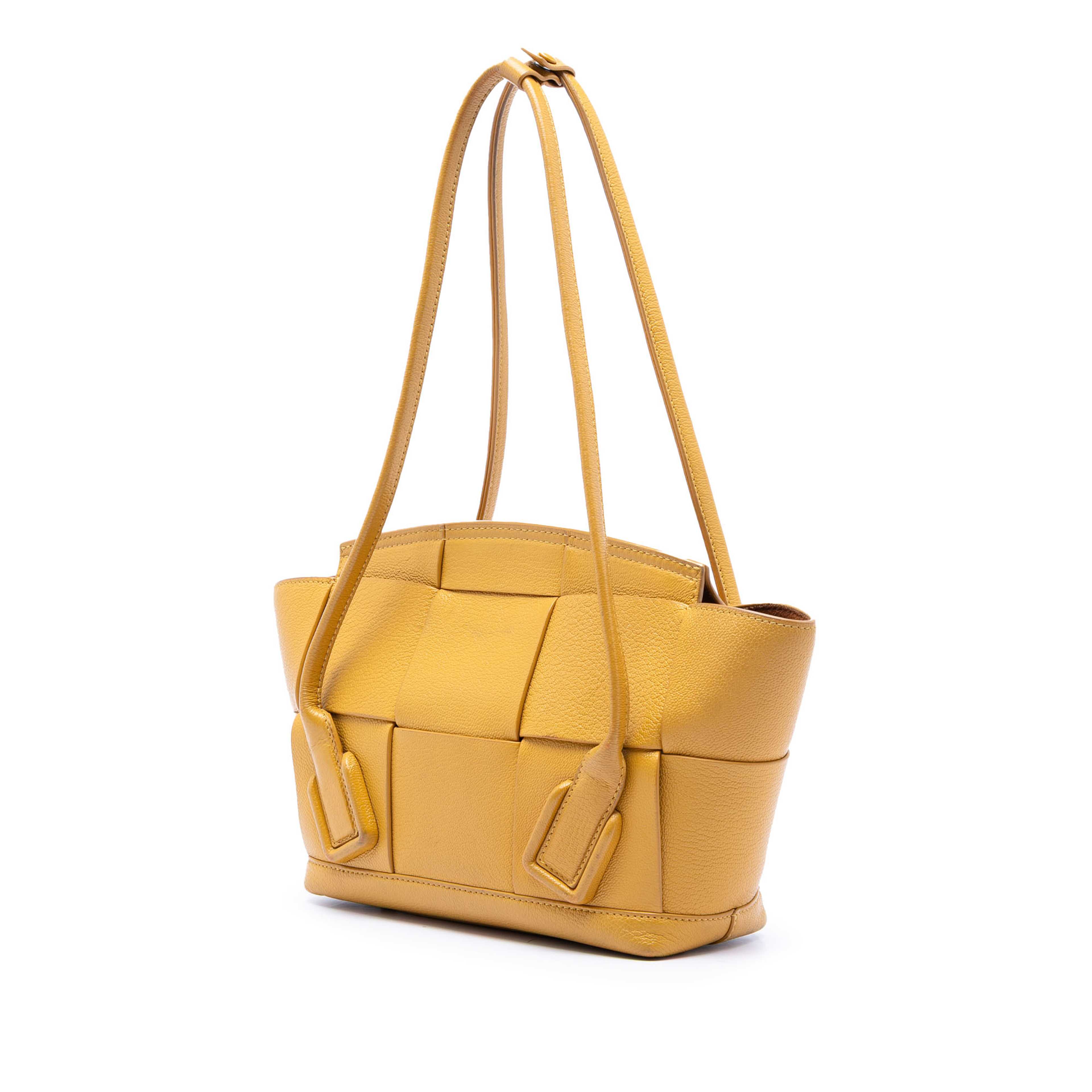Bottega Veneta Small Goatskin Maxi Intrecciato Arco Satchel, från Luxclusif, i färgen mustard. Klicka för att öppna bilden i stort format