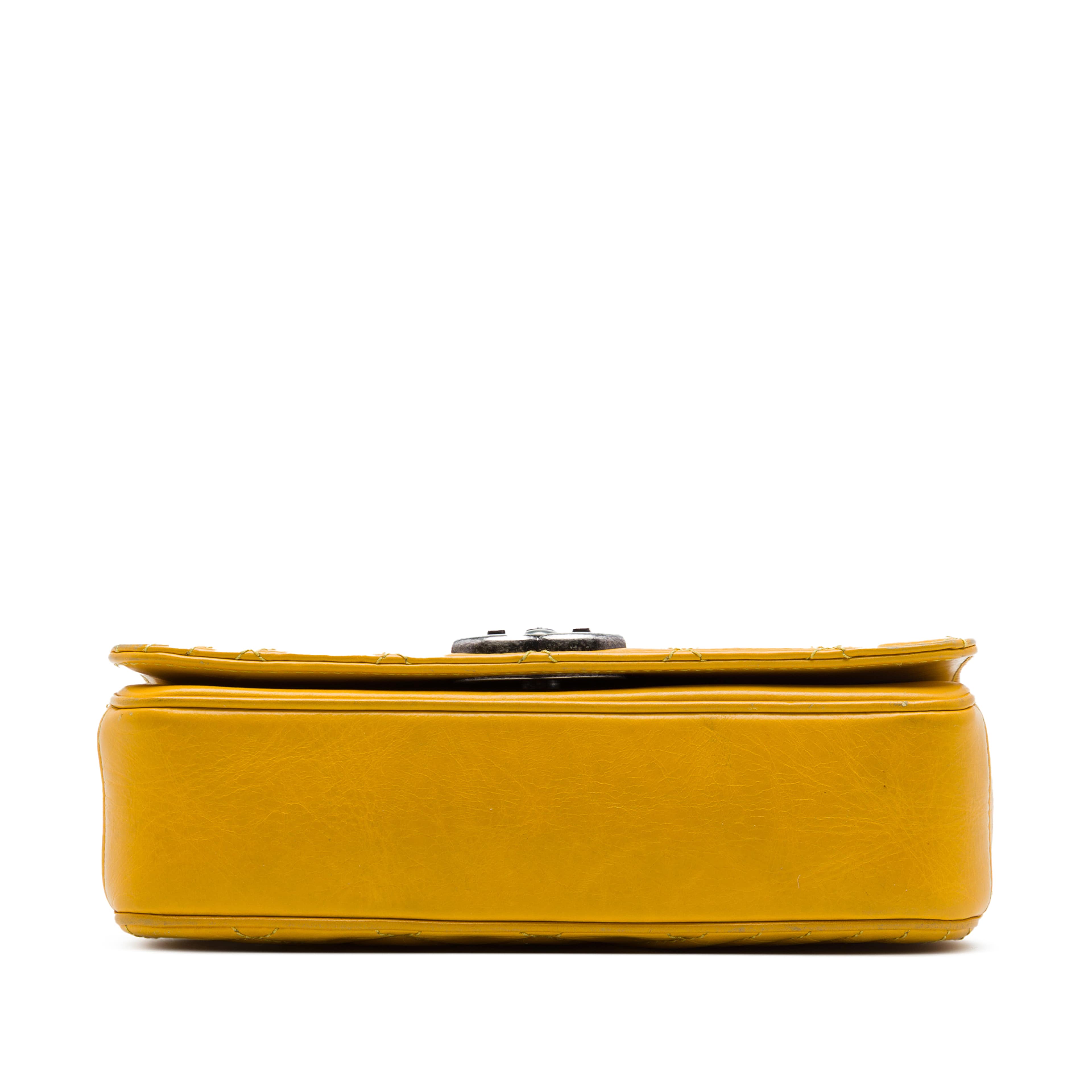 Chanel Small Glazed Calfskin Coco Boy Flap, från Luxclusif, i färgen gul. Klicka för att öppna bilden i stort format