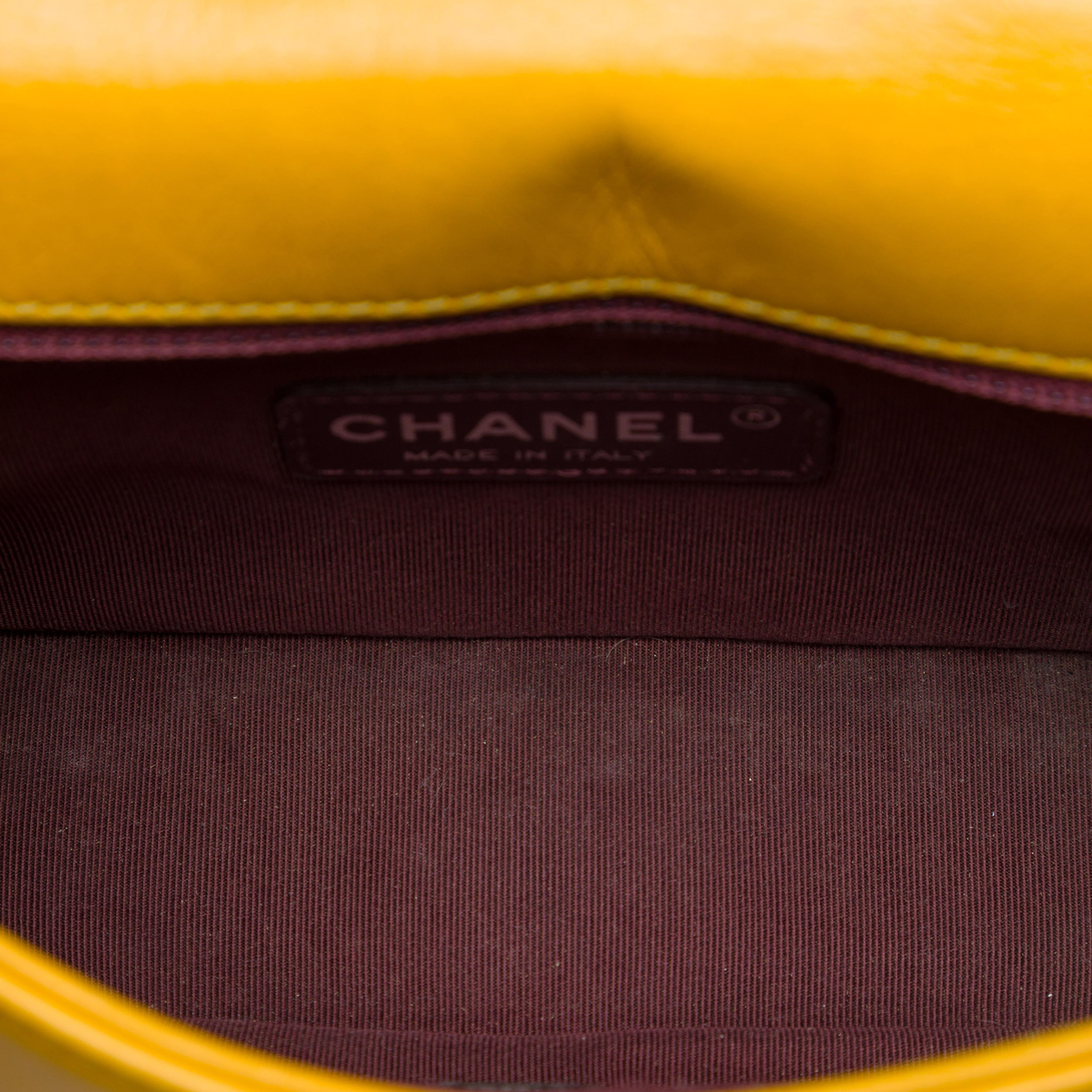 Chanel Small Glazed Calfskin Coco Boy Flap, från Luxclusif, i färgen gul. Klicka för att öppna bilden i stort format