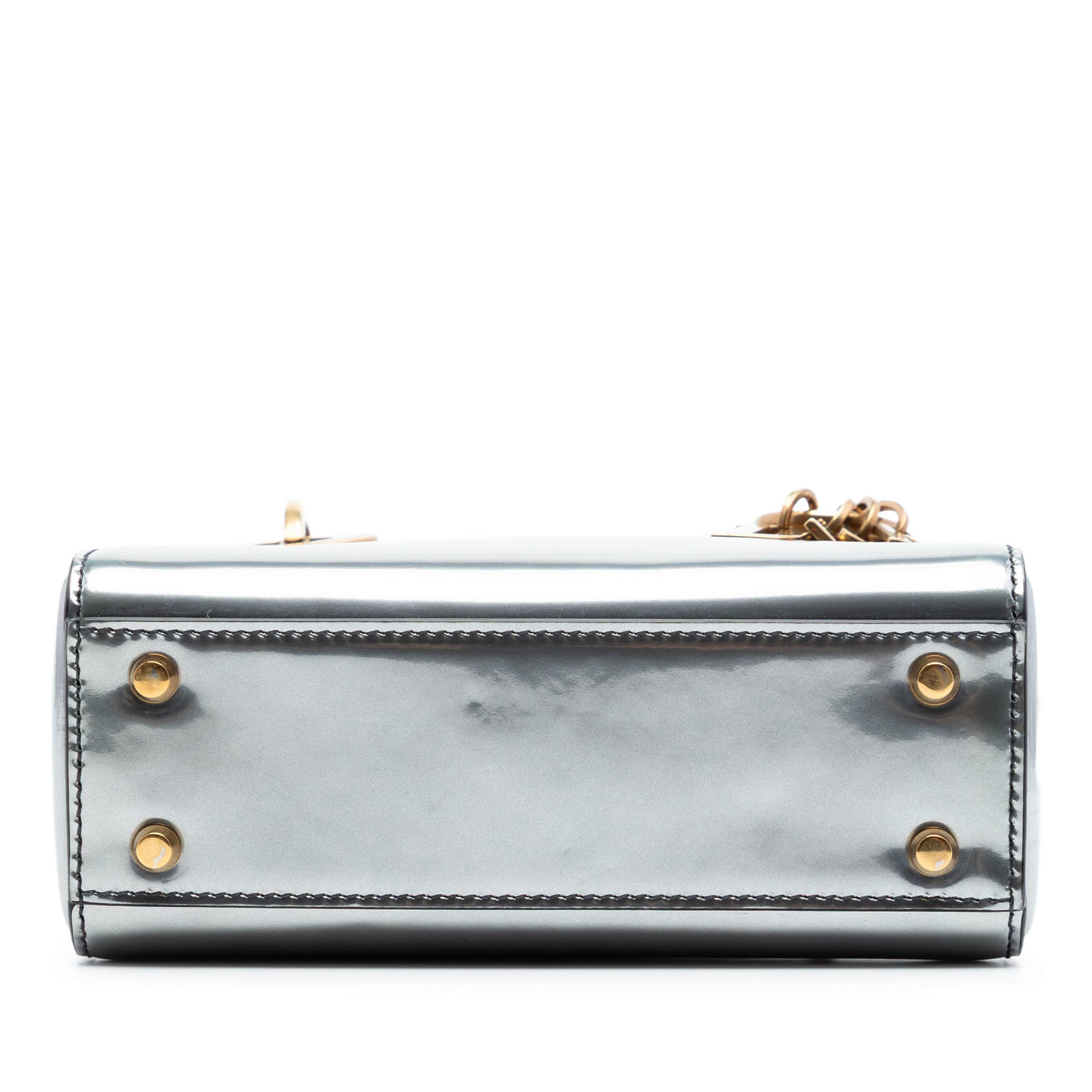 Dior Mini Metallic Patent Lady Dior, från Luxclusif, i färgen silver. Klicka för att öppna bilden i stort format