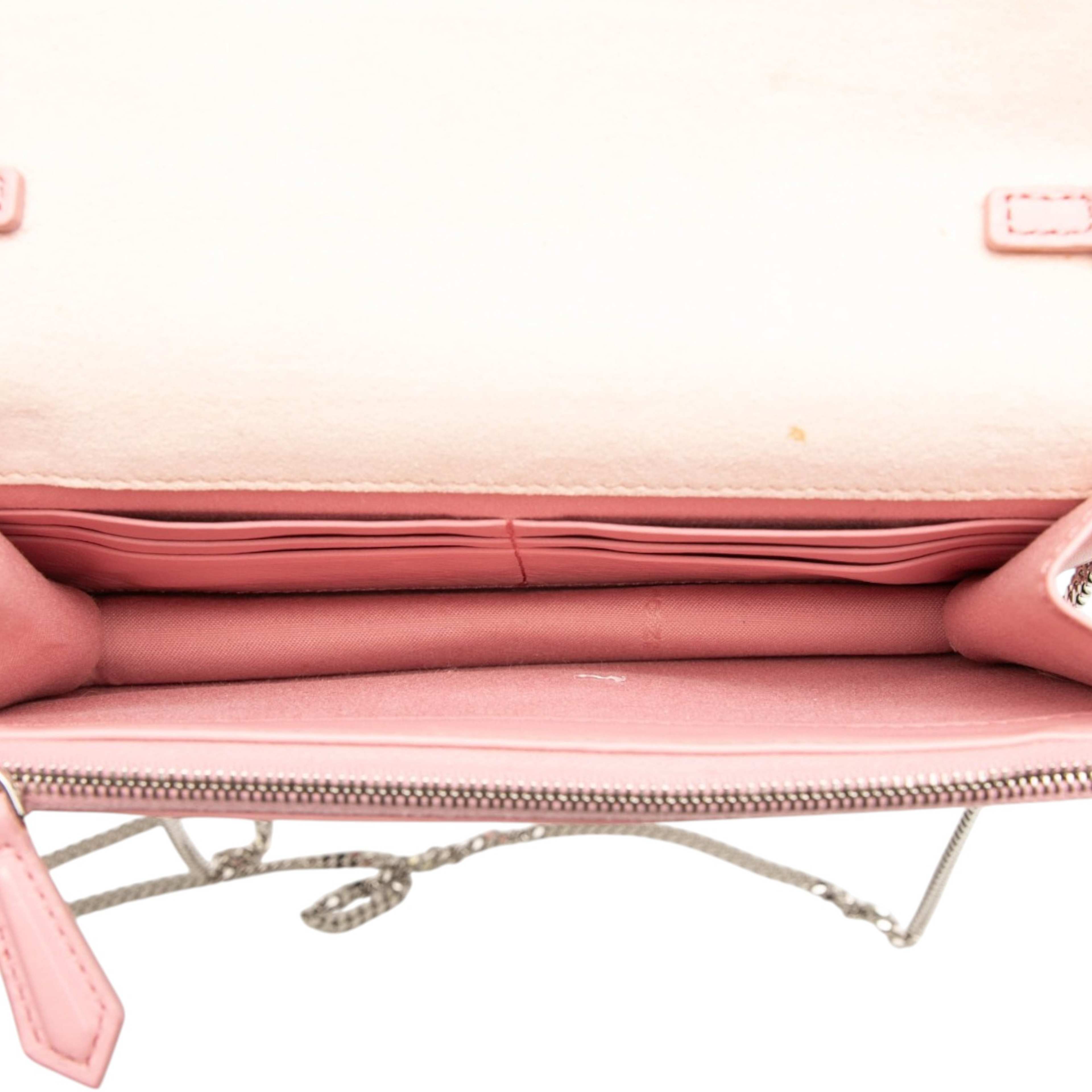 Fendi Nappa Tube Wallet On Chain, från Luxclusif, i färgen rosa. Klicka för att öppna bilden i stort format