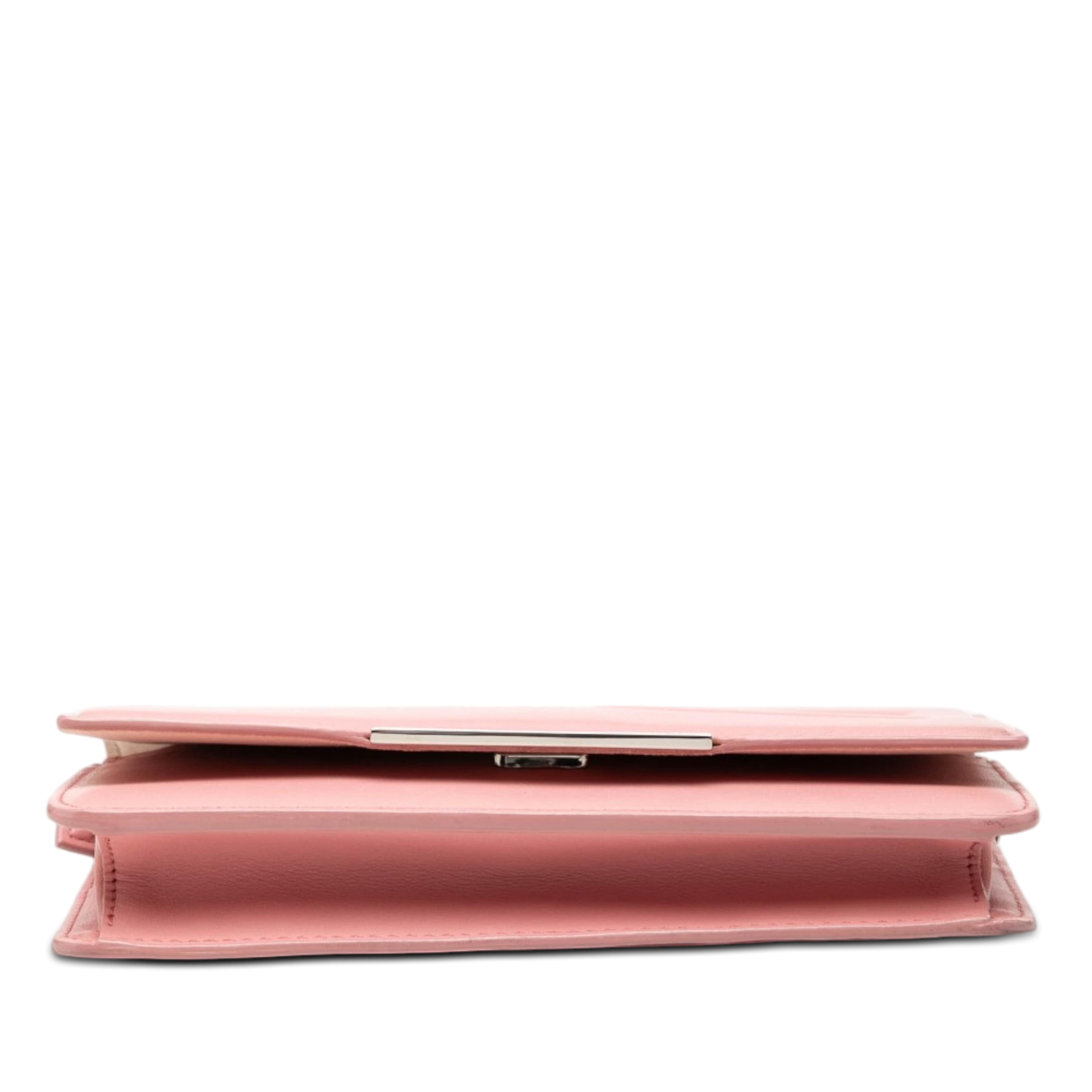Fendi Nappa Tube Wallet On Chain, från Luxclusif, i färgen rosa. Klicka för att öppna bilden i stort format