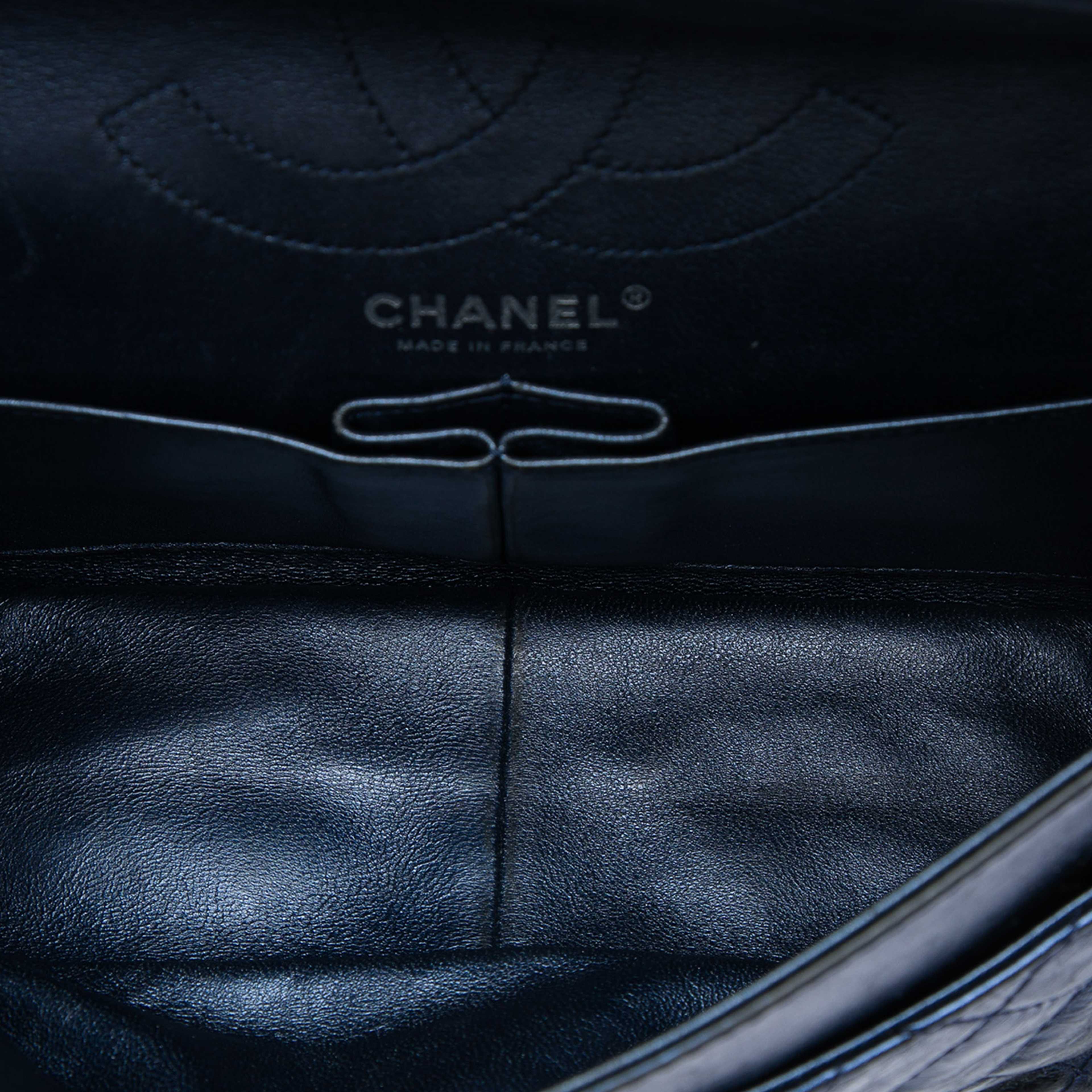 Chanel Quilted Aged Calfskin Reissue 2.55 Double Flap 226, från Luxclusif, i färgen blå. Klicka för att öppna bilden i stort format