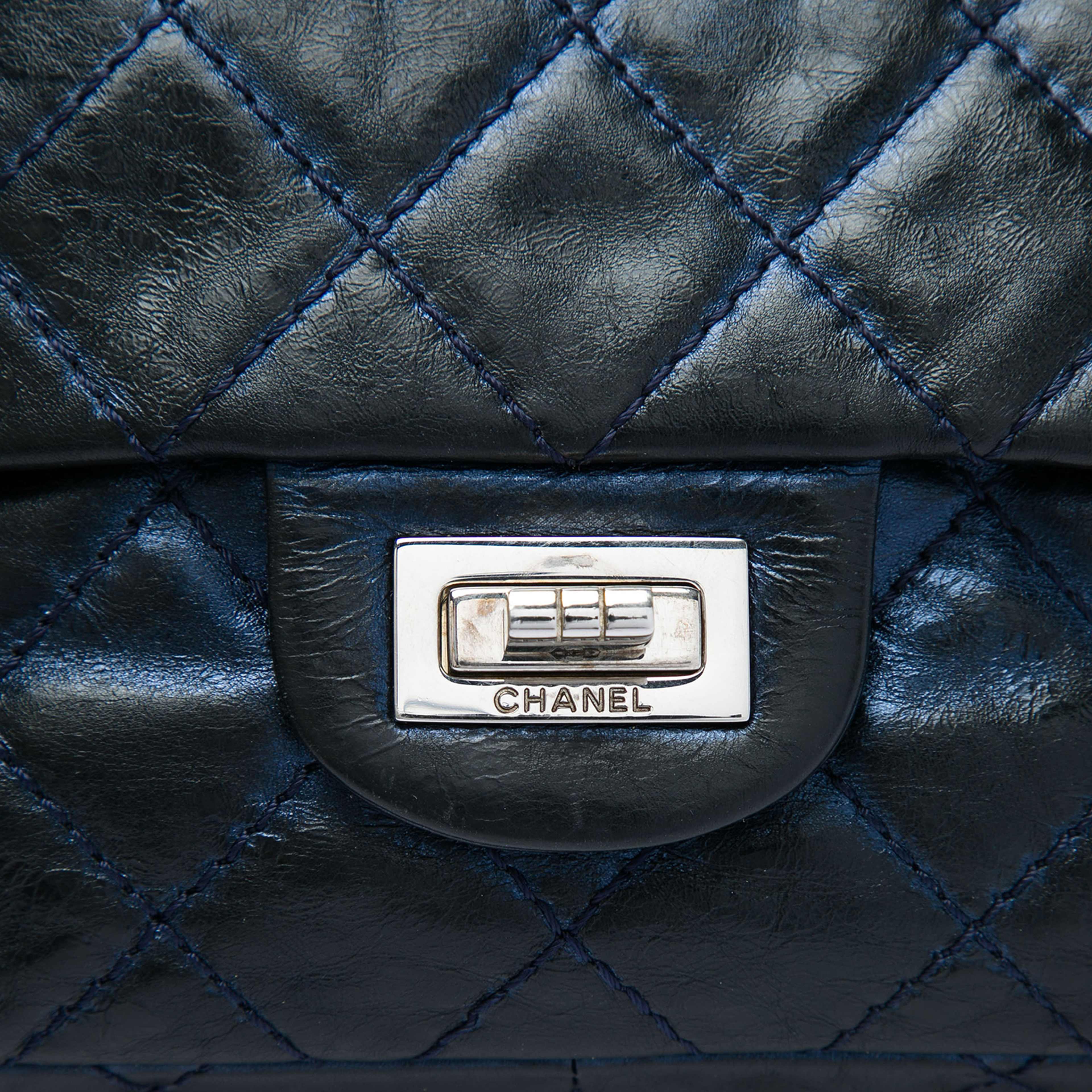 Chanel Quilted Aged Calfskin Reissue 2.55 Double Flap 226, från Luxclusif, i färgen blå. Klicka för att öppna bilden i stort format