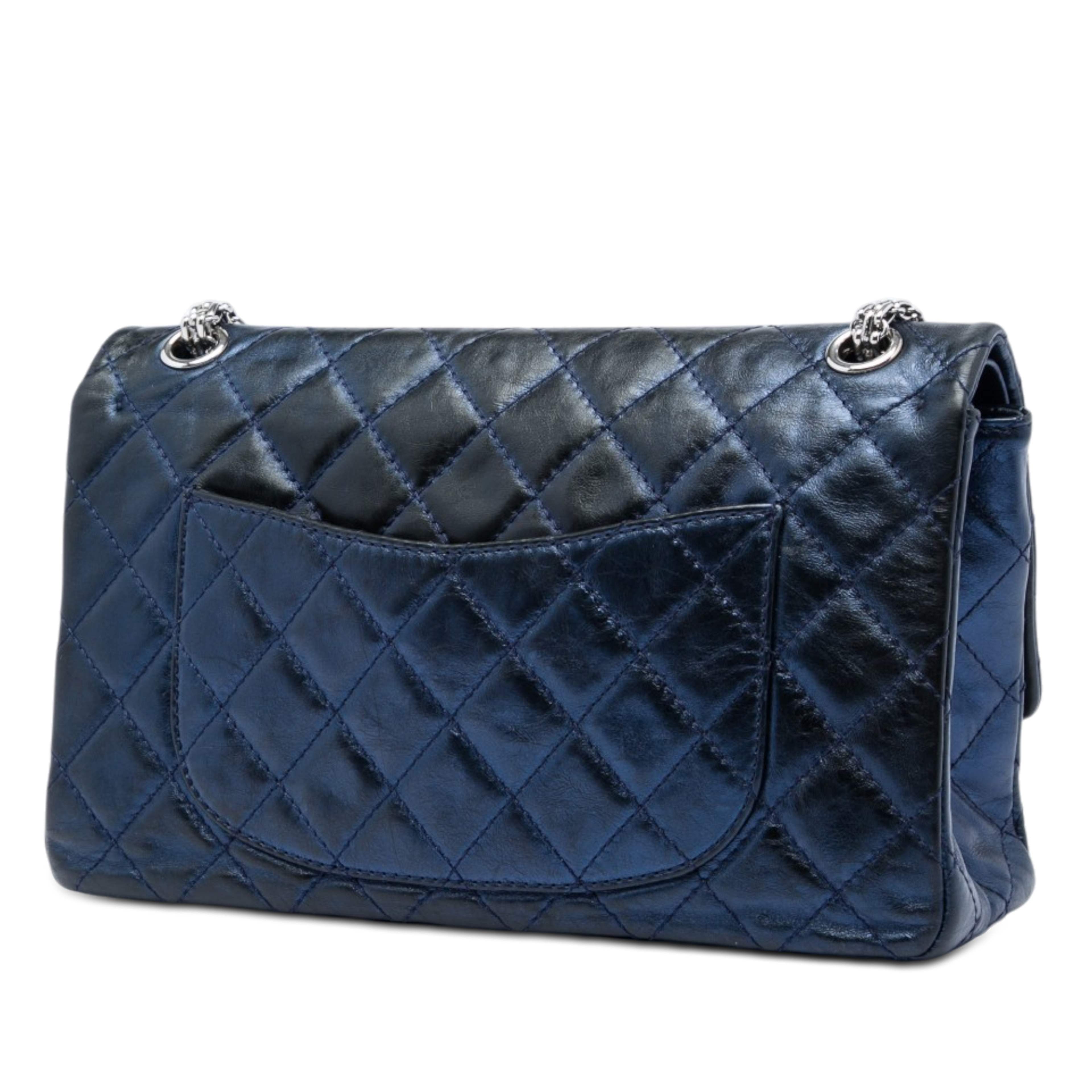 Chanel Quilted Aged Calfskin Reissue 2.55 Double Flap 226, från Luxclusif, i färgen blå. Klicka för att öppna bilden i stort format