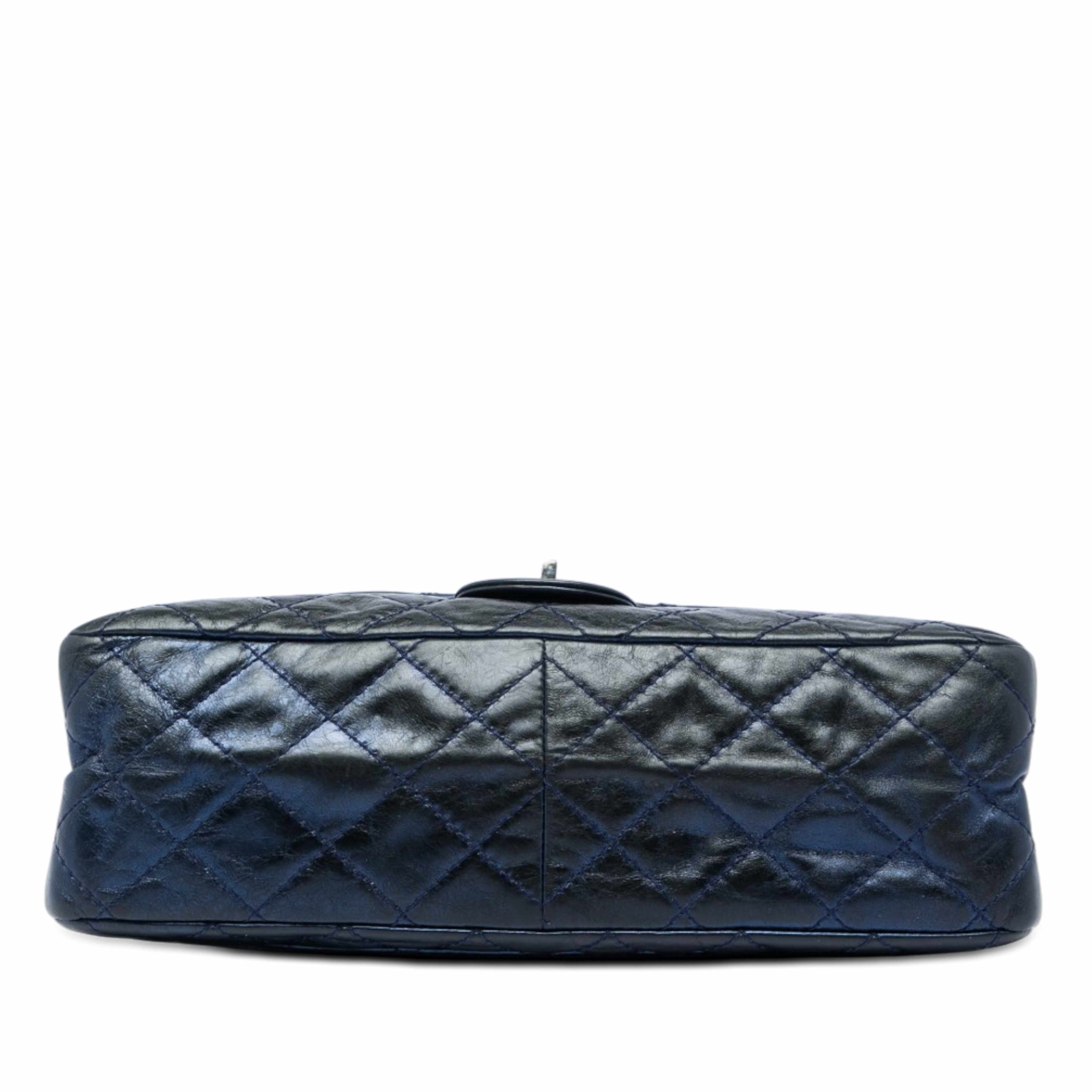 Chanel Quilted Aged Calfskin Reissue 2.55 Double Flap 226, från Luxclusif, i färgen blå. Klicka för att öppna bilden i stort format