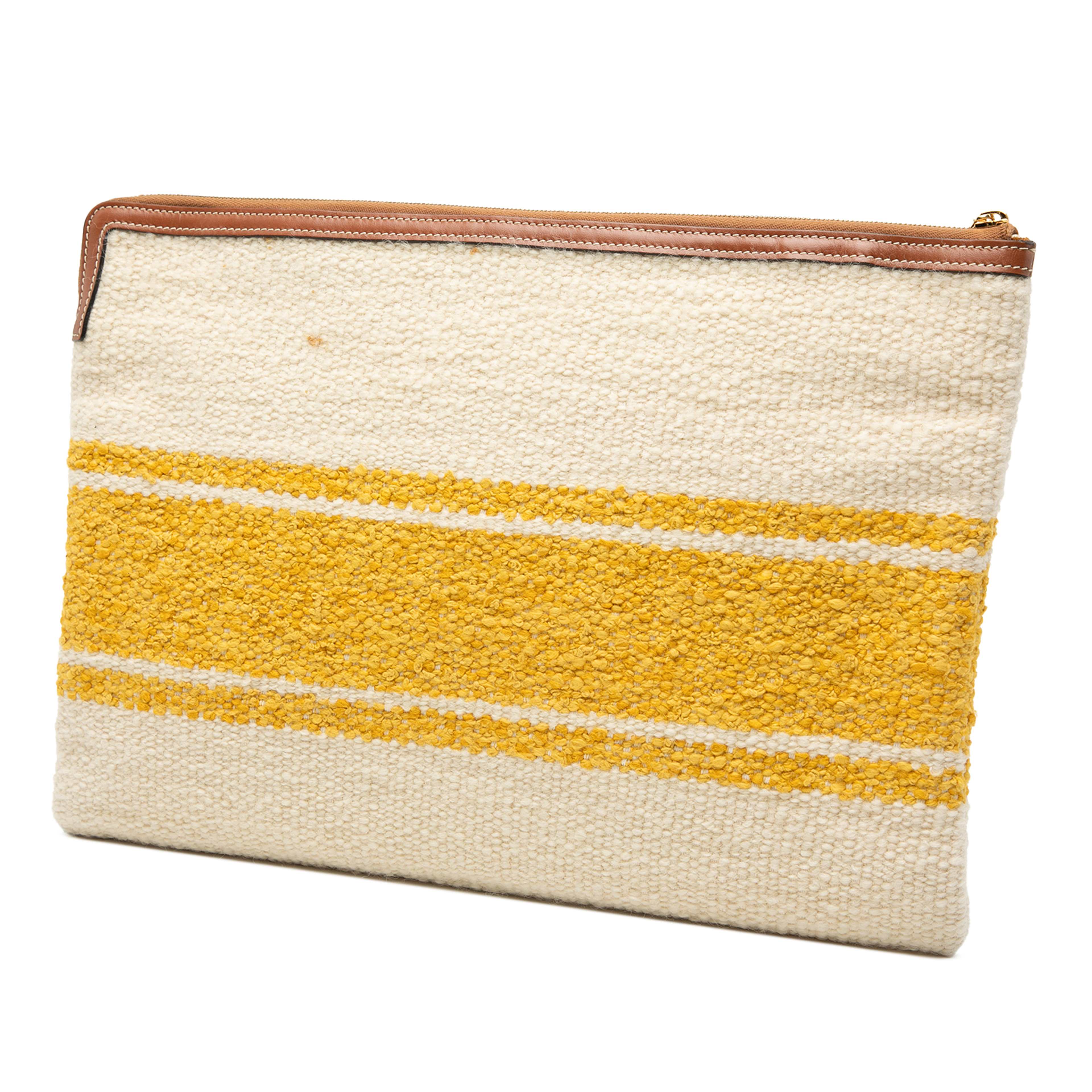 Celine Large Plein Soleil Clutch, från Luxclusif, i färgen brun. Klicka för att öppna bilden i stort format