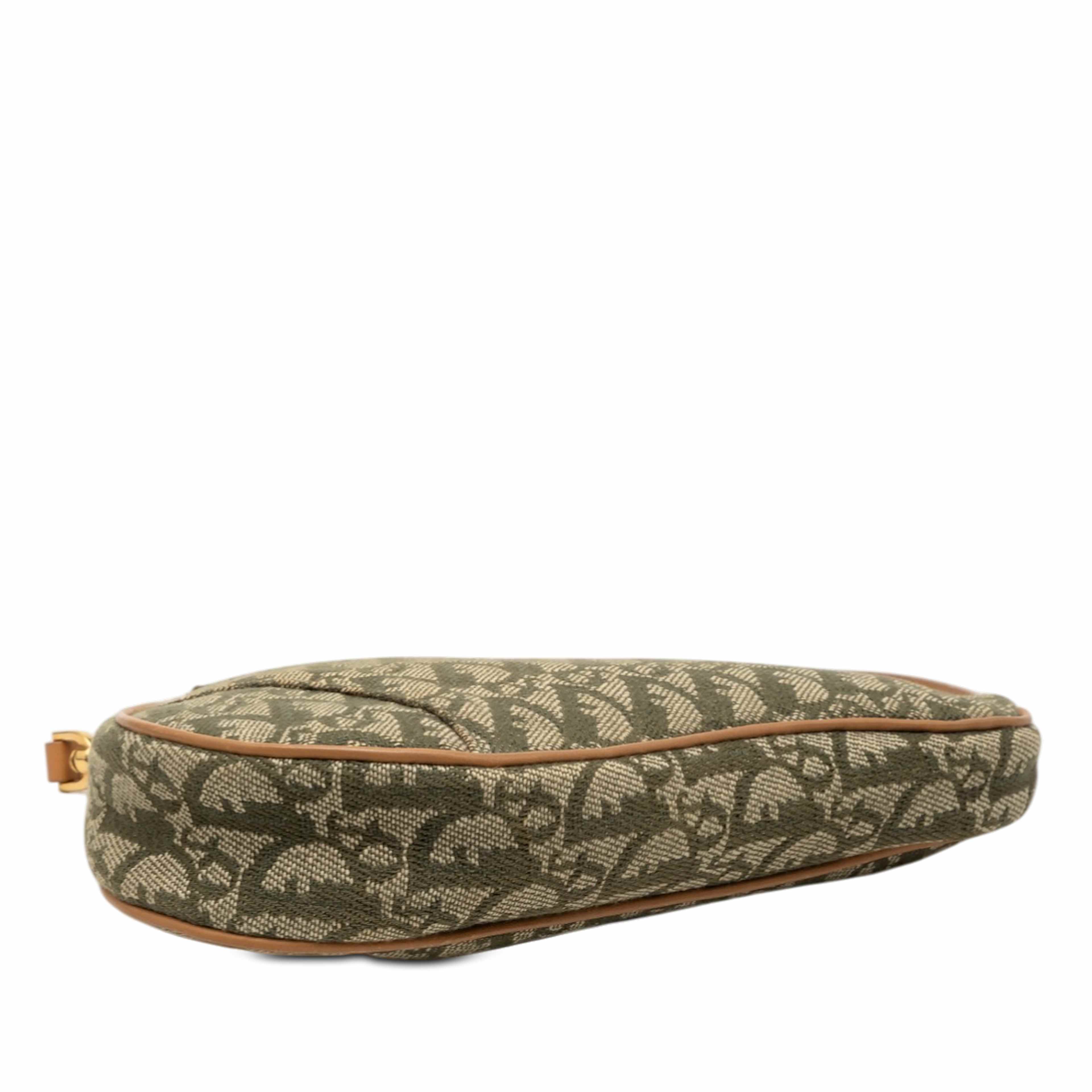 Dior Mini Diorissimo Canvas Saddle Pochette, från Luxclusif, i färgen grön. Klicka för att öppna bilden i stort format