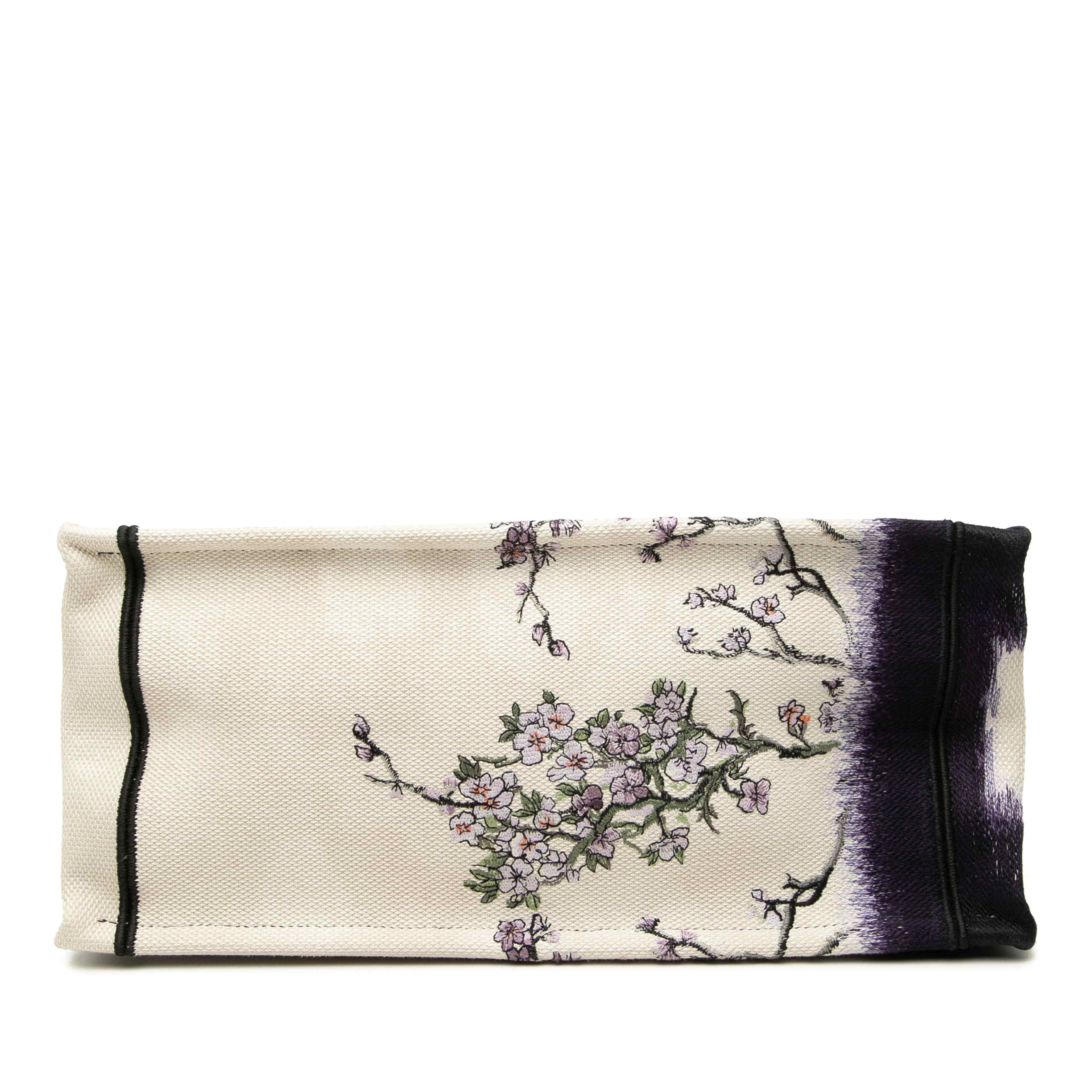 Dior Medium Canvas Floral Embroidered Book Tote, från Luxclusif, i färgen vit. Klicka för att öppna bilden i stort format