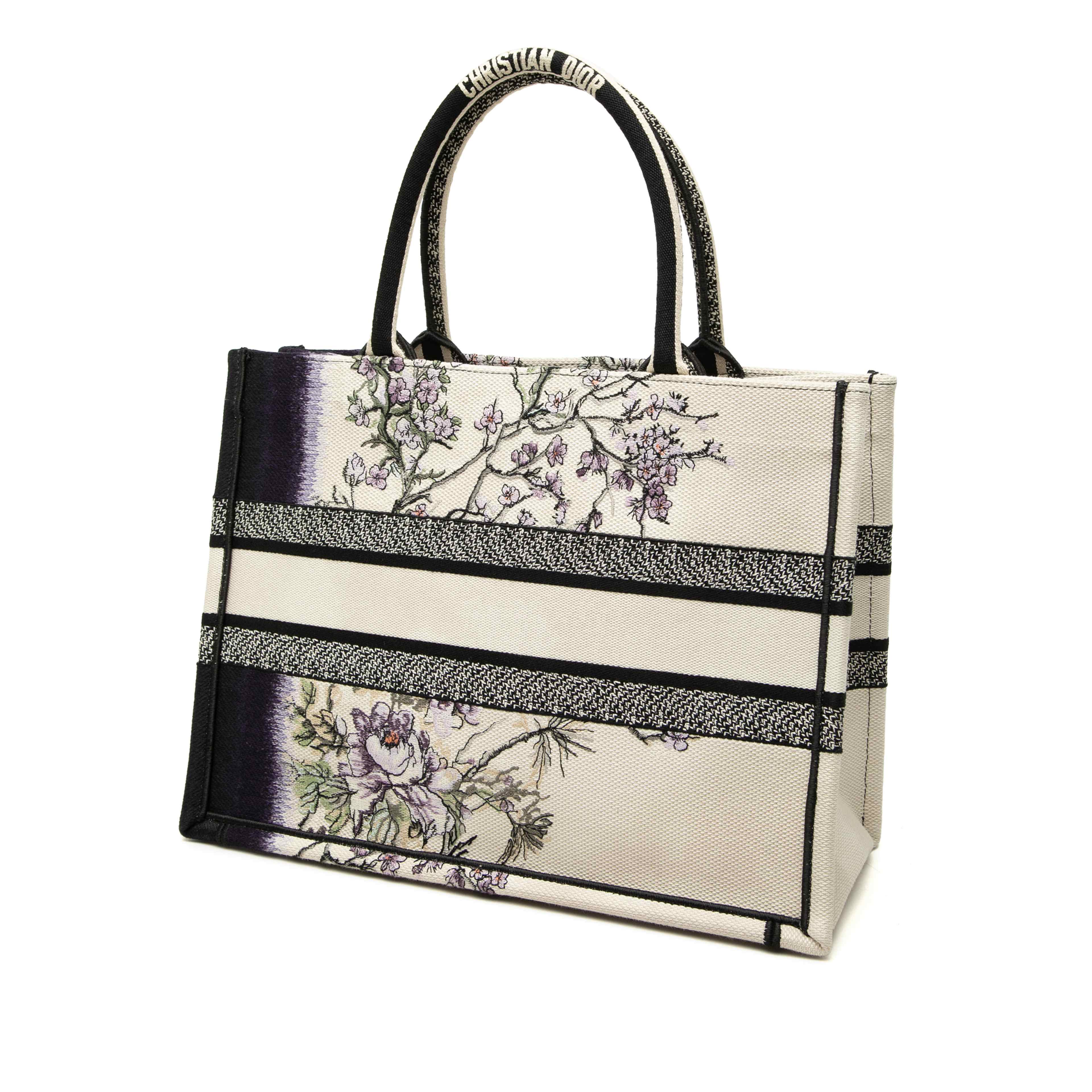 Dior Medium Canvas Floral Embroidered Book Tote, från Luxclusif, i färgen vit. Klicka för att öppna bilden i stort format