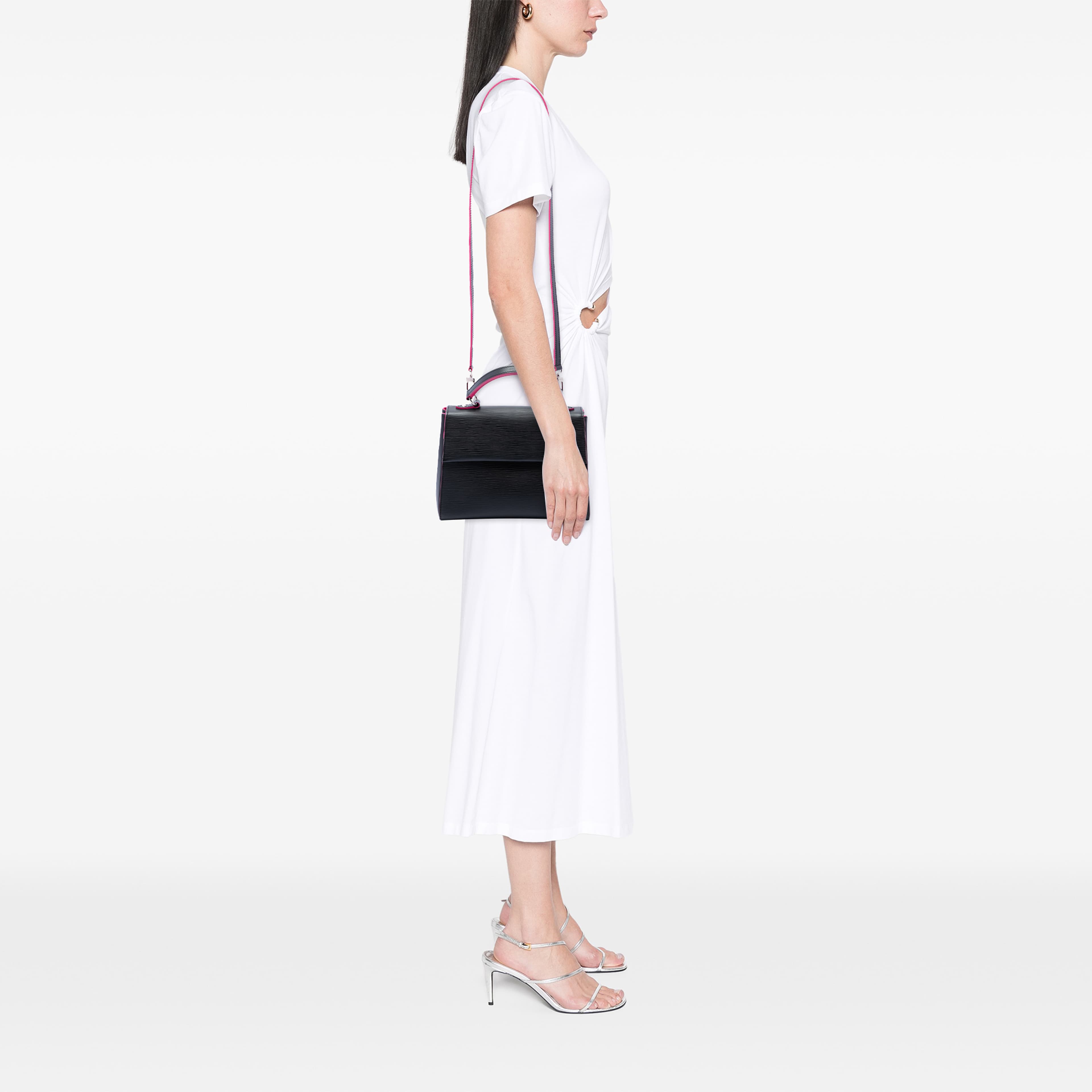 Louis Vuitton Epi Cluny Bb, från Luxclusif, i färgen rosa. Klicka för att öppna bilden i stort format