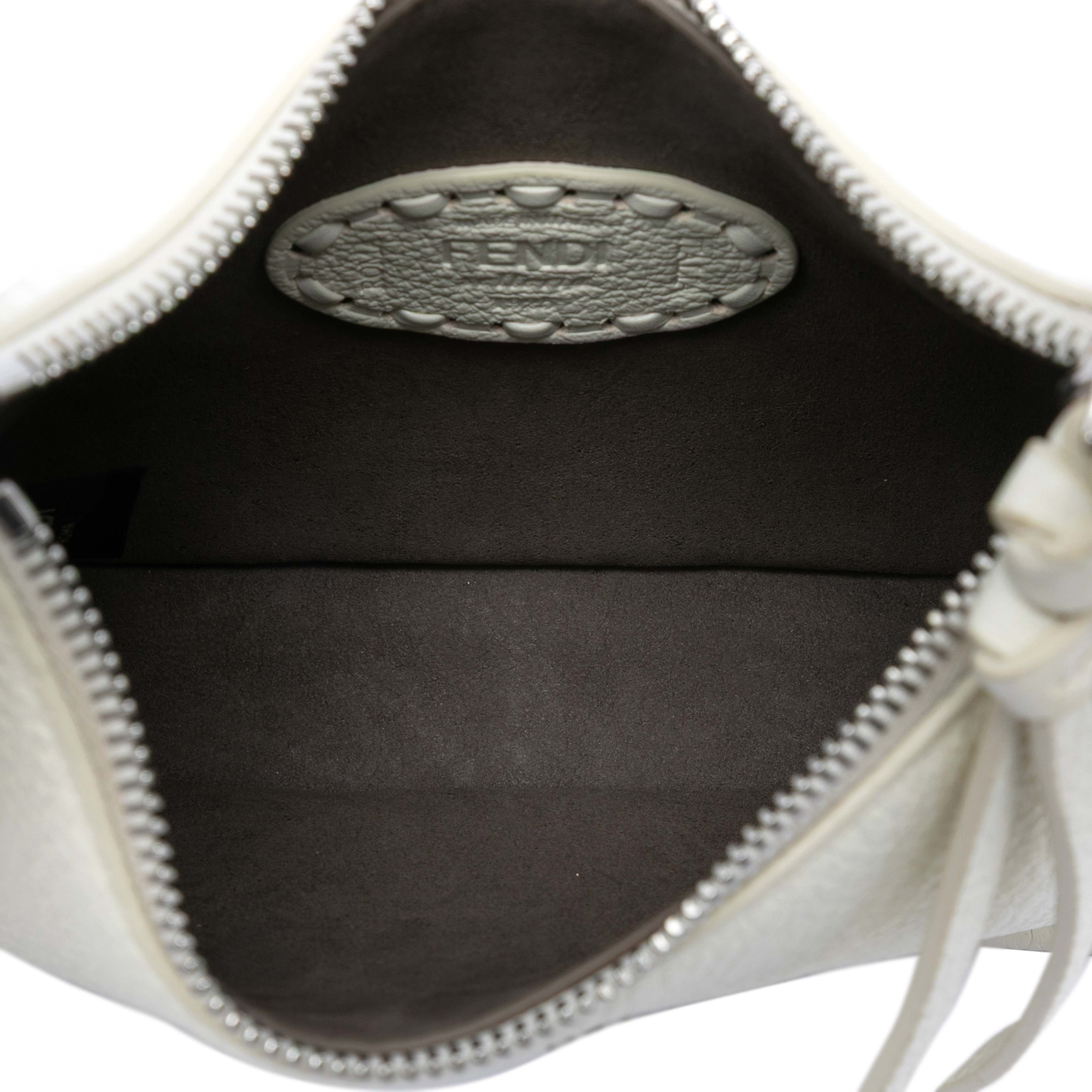Fendi Mini Cuoio Romano Selleria Fendessence Handbag, från Luxclusif, i färgen off white. Klicka för att öppna bilden i stort format