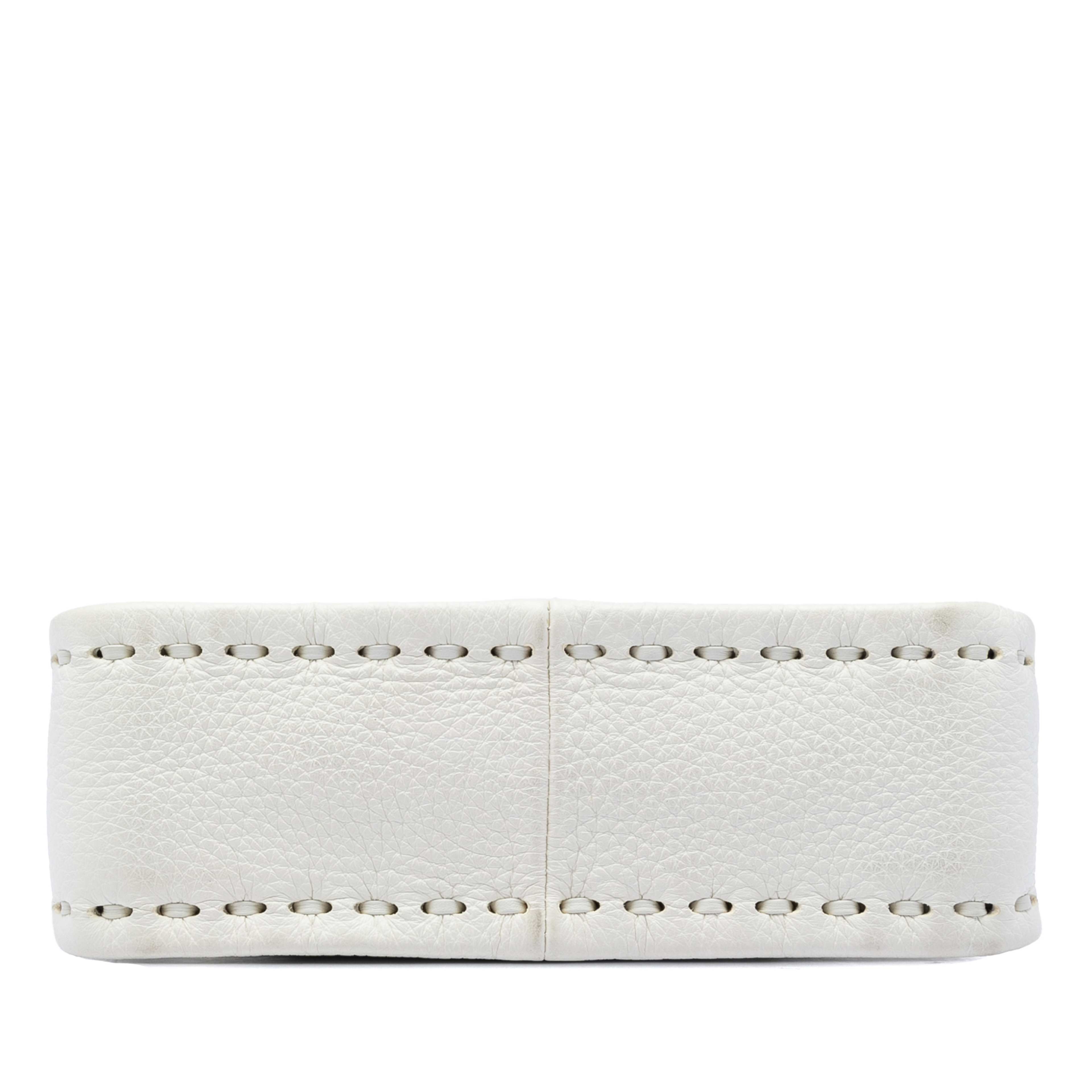 Fendi Mini Cuoio Romano Selleria Fendessence Handbag, från Luxclusif, i färgen vit. Klicka för att öppna bilden i stort format