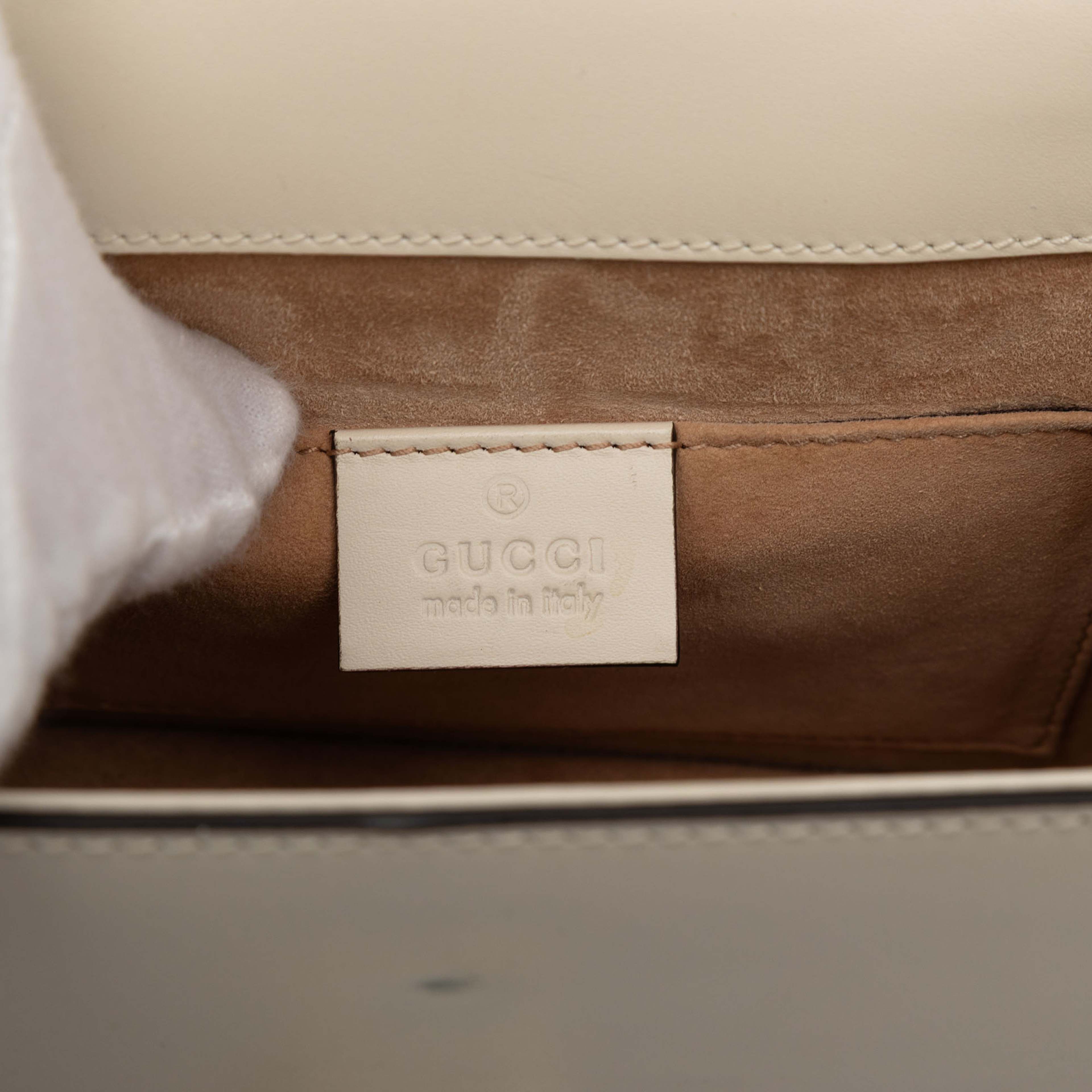 Gucci Mini Embroidered Leather Sylvie Satchel, från Luxclusif, i färgen white. Klicka för att öppna bilden i stort format