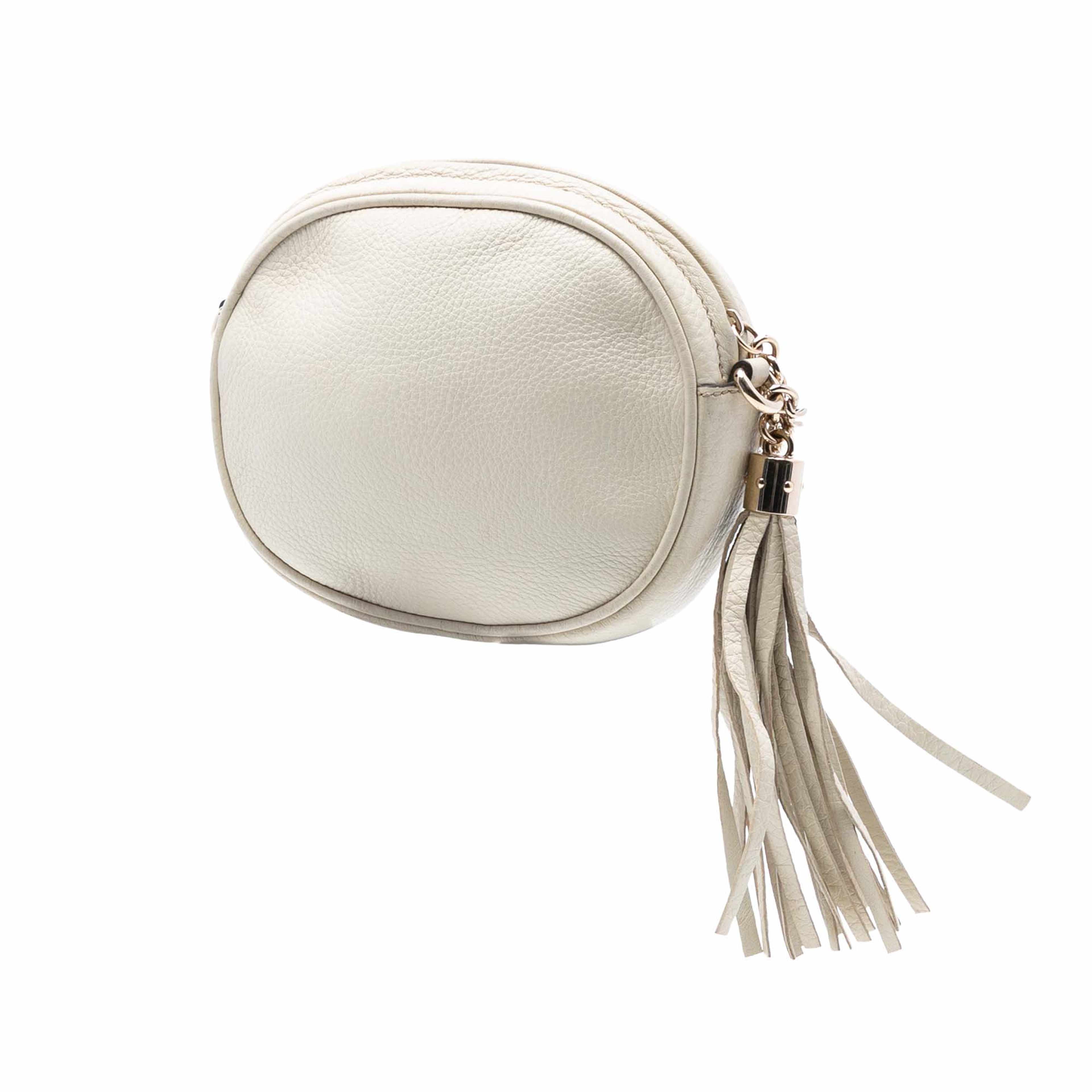 Gucci Mini Pebbled Calfskin Soho Chain Crossbody, från Luxclusif, i färgen white. Klicka för att öppna bilden i stort format