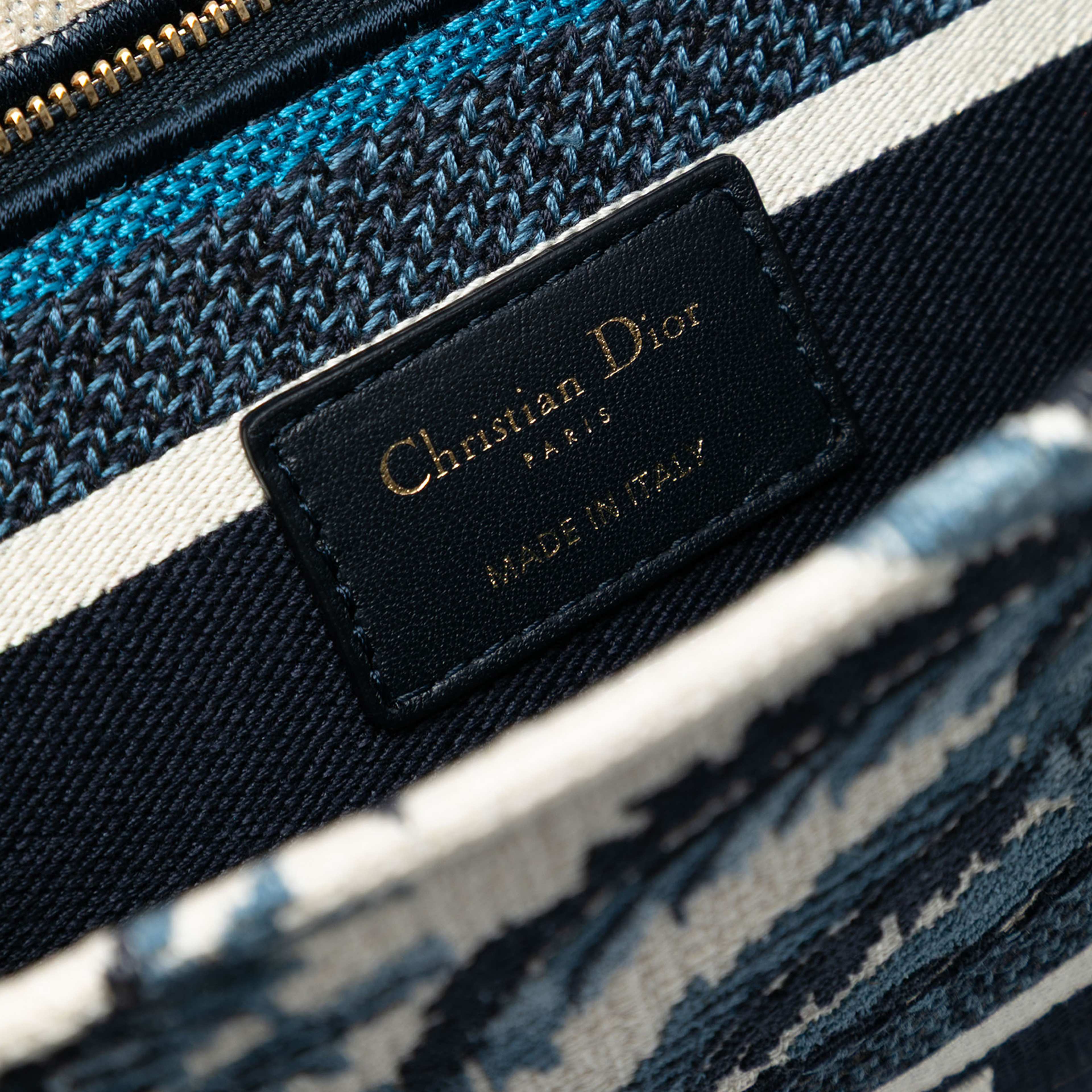 Dior Medium Embroidered Canvas Palm Tree Toile De Jouy Lady D Lite, från Luxclusif, i färgen blue. Klicka för att öppna bilden i stort format