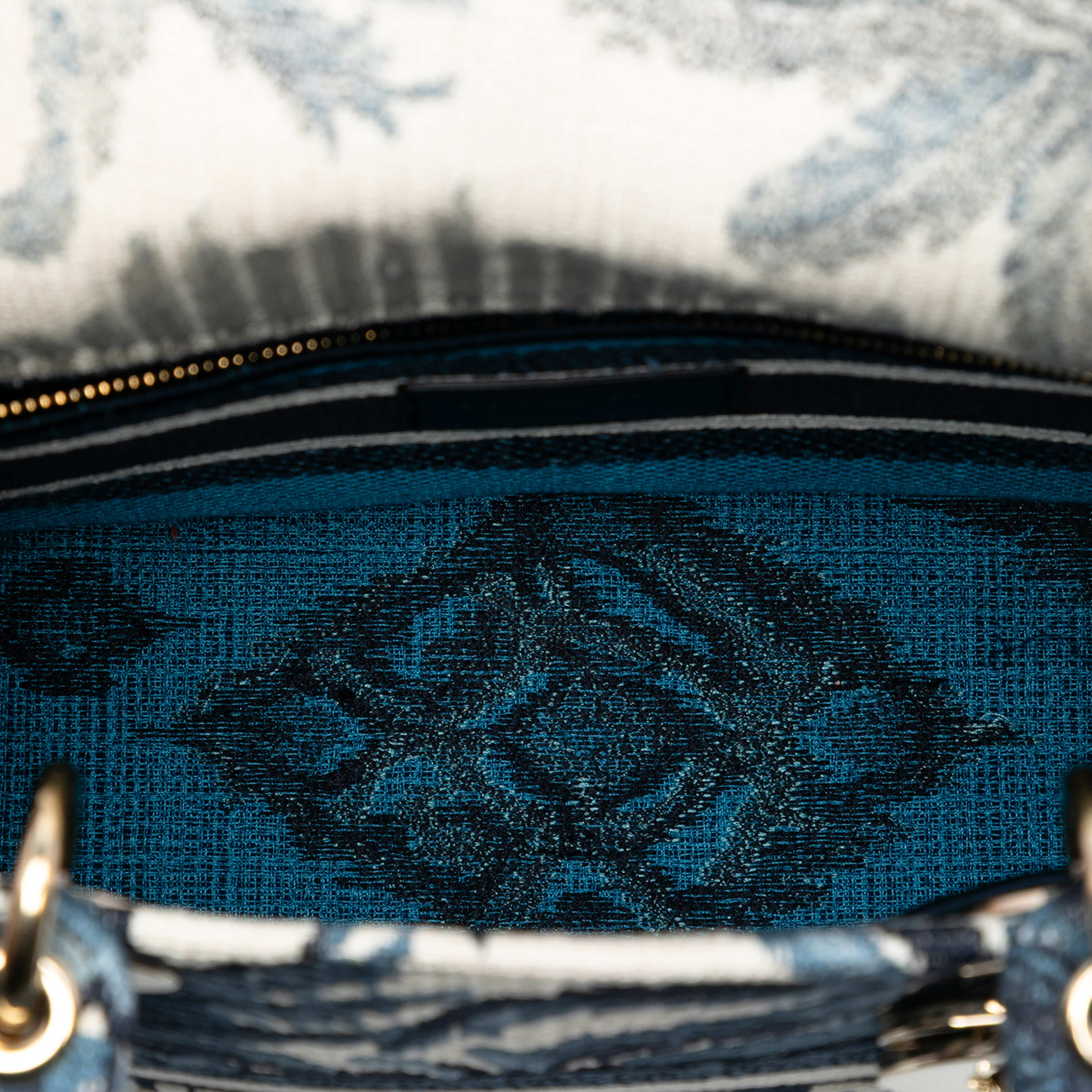 Dior Medium Embroidered Canvas Palm Tree Toile De Jouy Lady D Lite, från Luxclusif, i färgen blue. Klicka för att öppna bilden i stort format